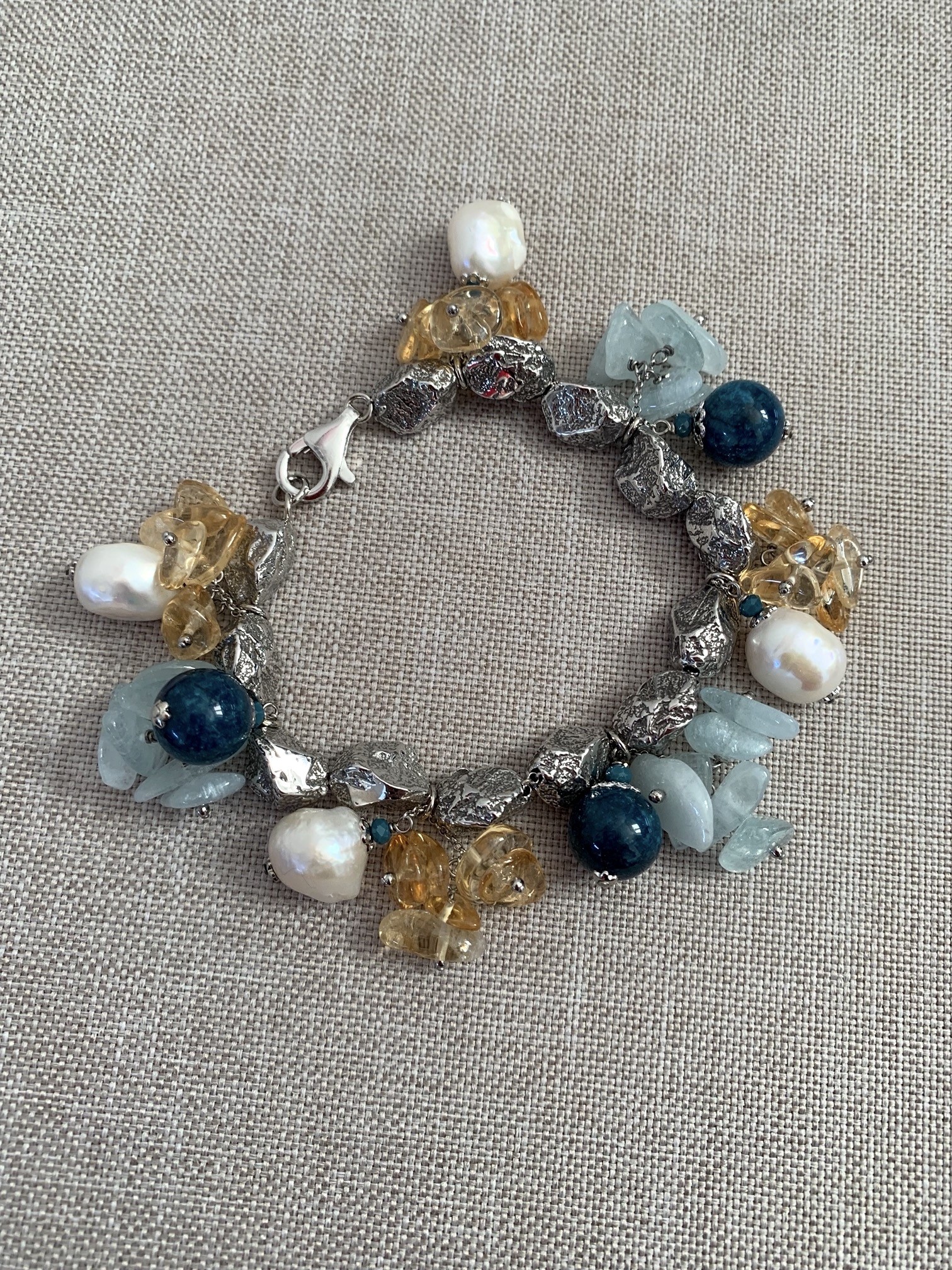Bracciale pepite argento rodiato e ciondoli acquamarina, apatite, citrino e perle