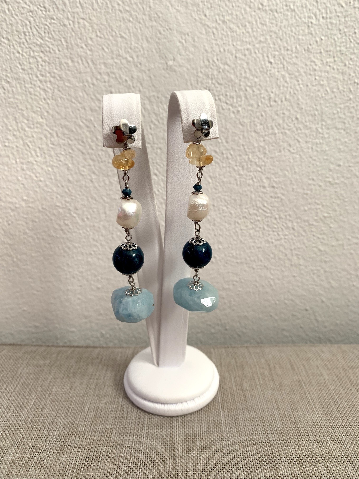 Orecchini incatenati apatite, acquamarina, citrino, perle e argento rodiato