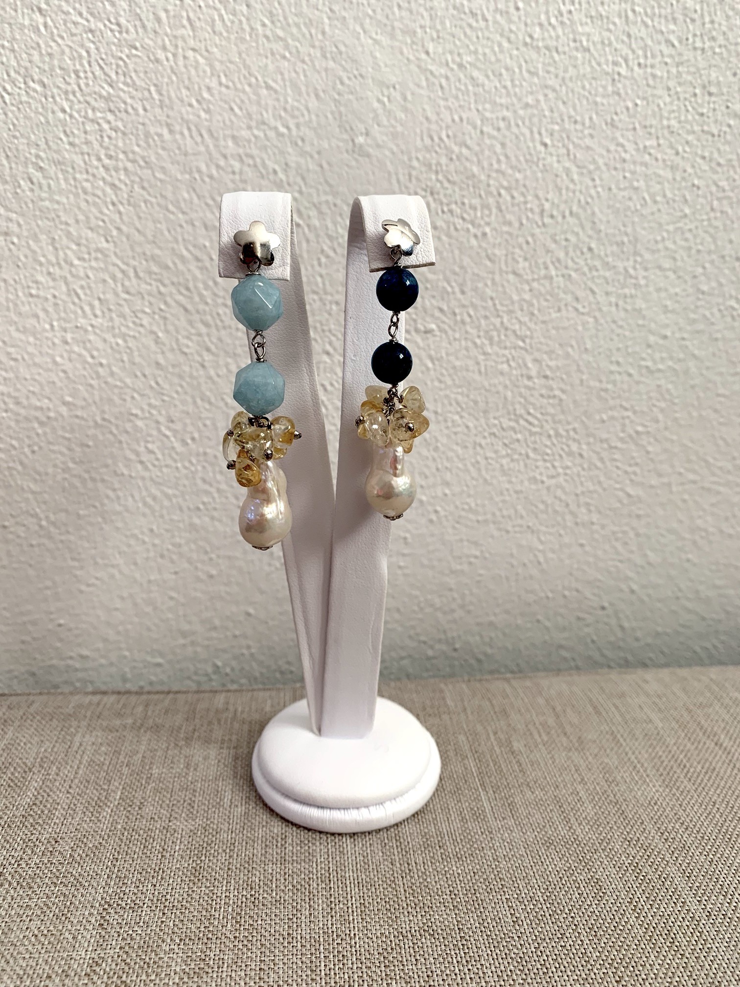 Orecchini asimmetrici apatite, acquamarina, citrino, perle e argento rodiato. Realizzabili anche con clip