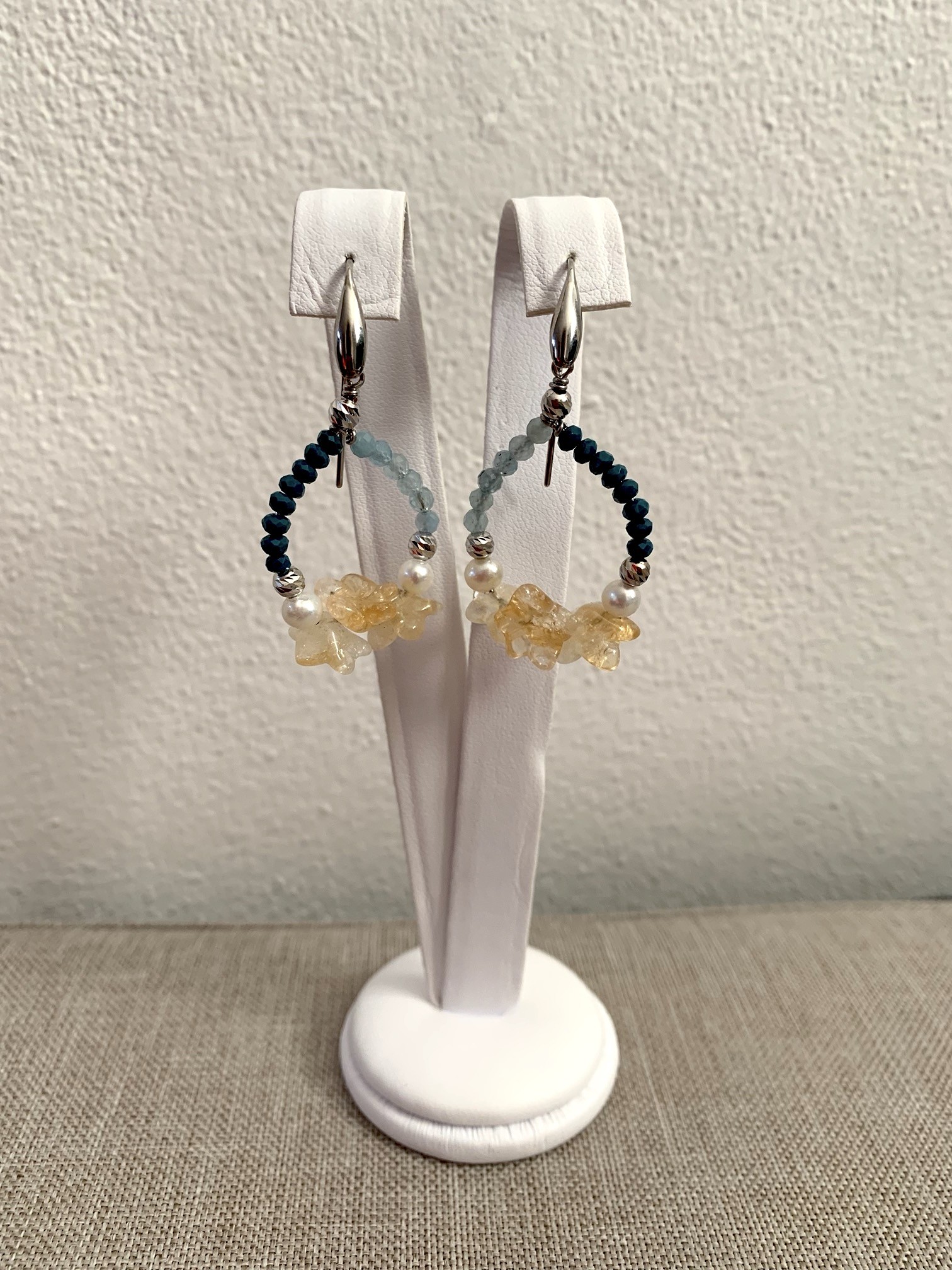 Orecchini a cerchio quarzo idrotermale, acquamarina, citrino, perle e argento rodiato. Realizzabile anche con clip.