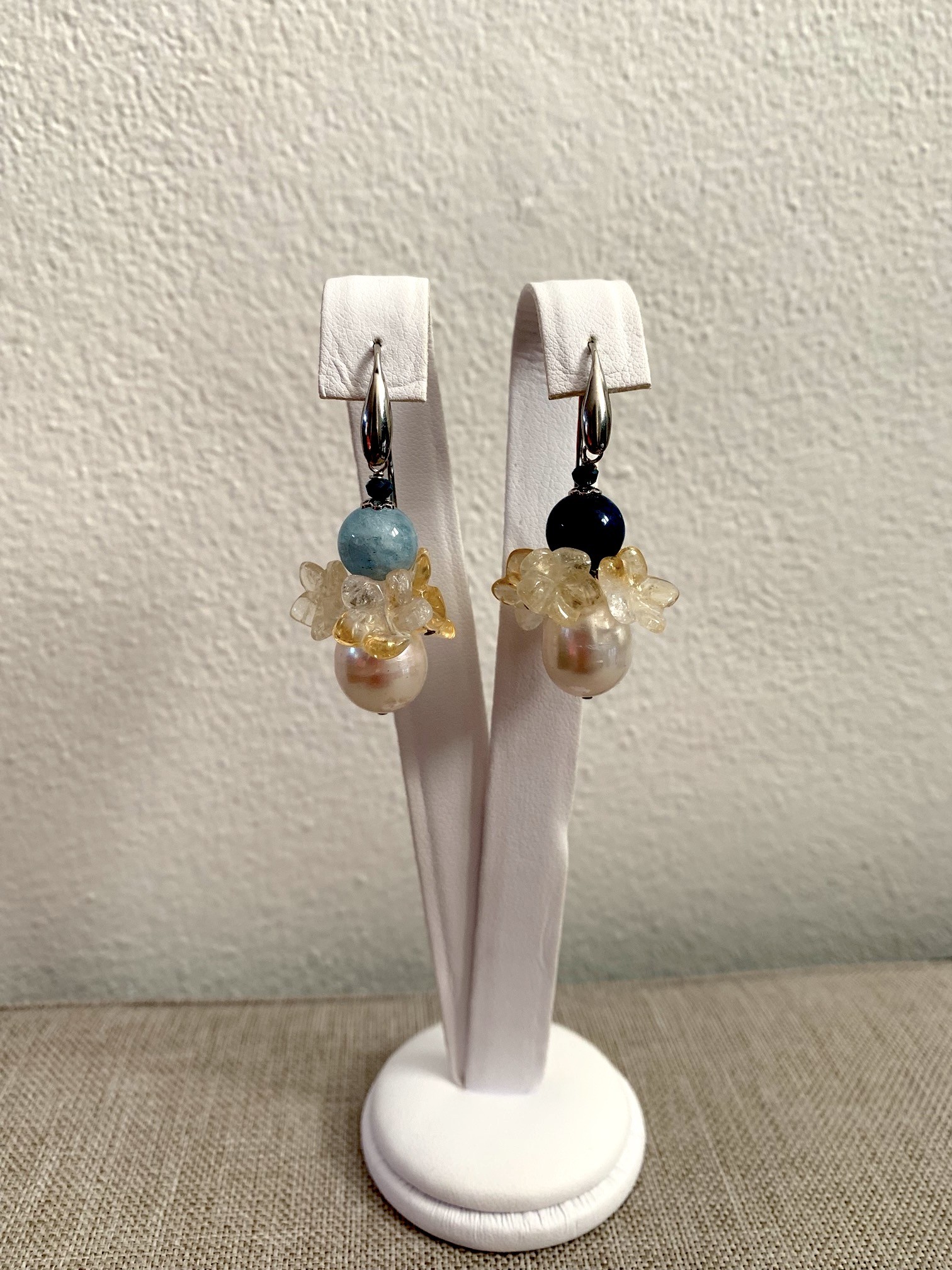 Orecchini asimmetrici apatite e acquamarina, fiori citrino, perle e argento rodiato. Realizzabili anche con clip