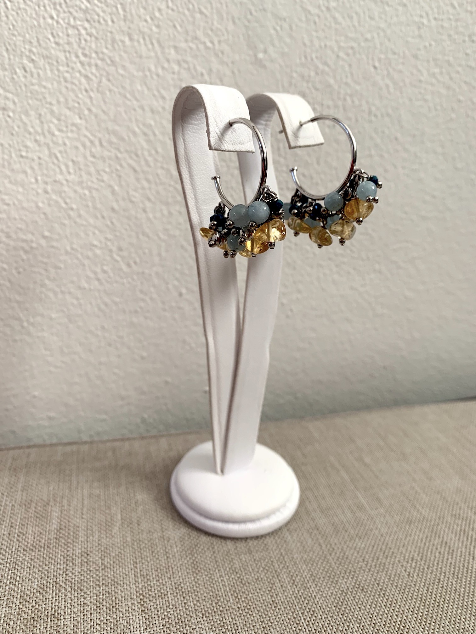 Orecchini a cerchio in argento rodiato con citrino, quarzo blu, acquamarina