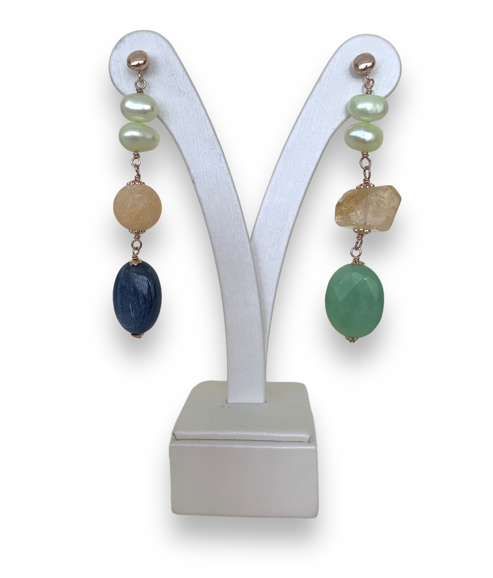 Orecchini in cianite, giada verde e ambronite. Realizzabili anche con clip