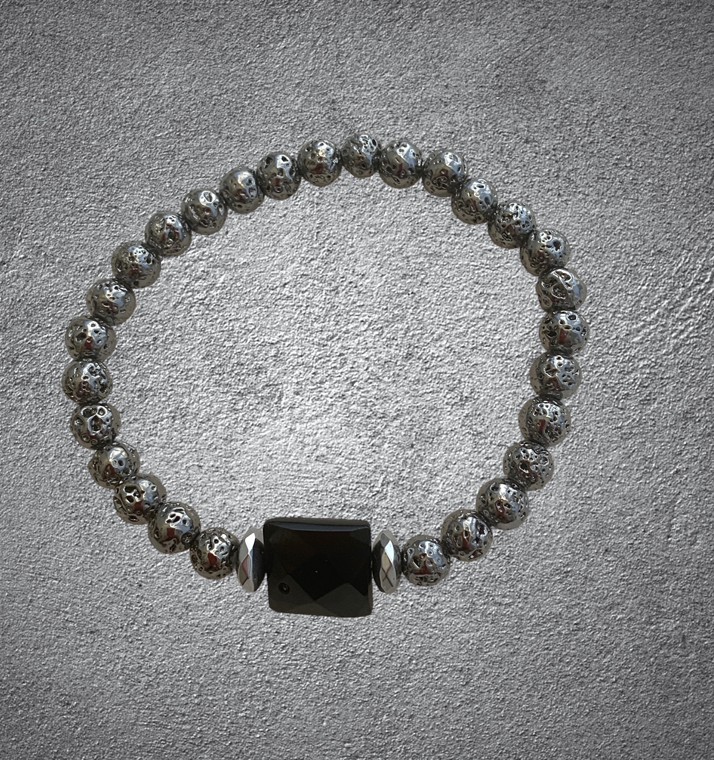 Bracciale da uomo in pietra lavica rodiata