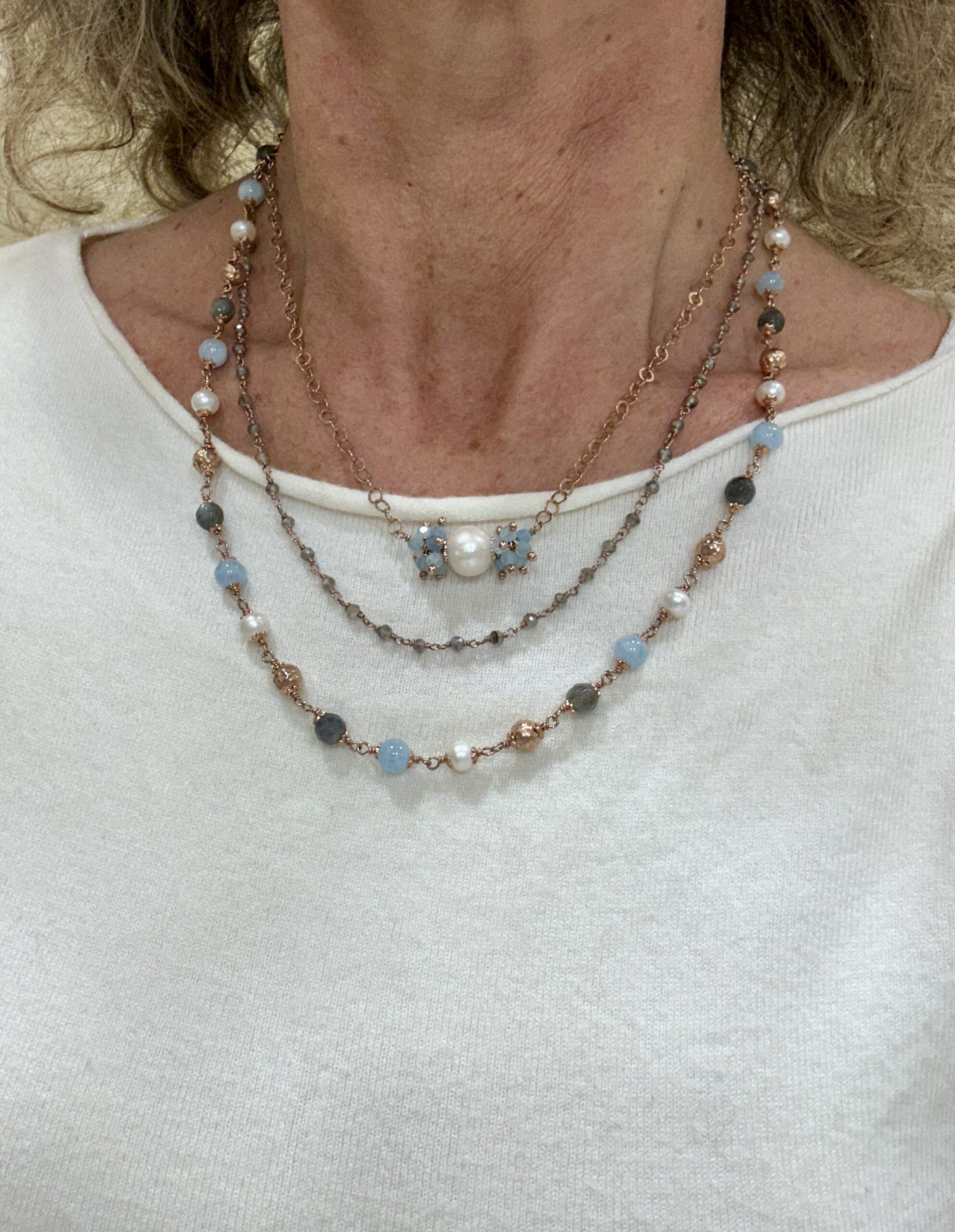 Girocollo a 3 fili in labradorite, acquamarina, perle bianche e argento rosè