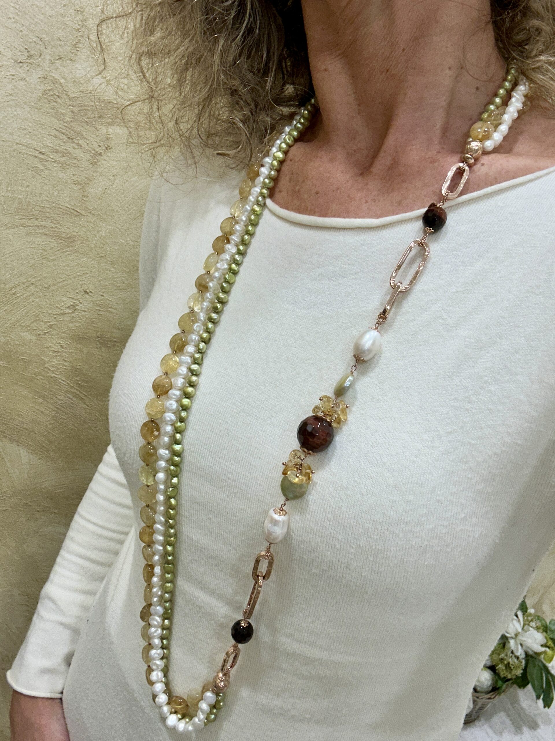 Collana a fili di perle bianche e verdi, citrino e occhio di tigre rosso
