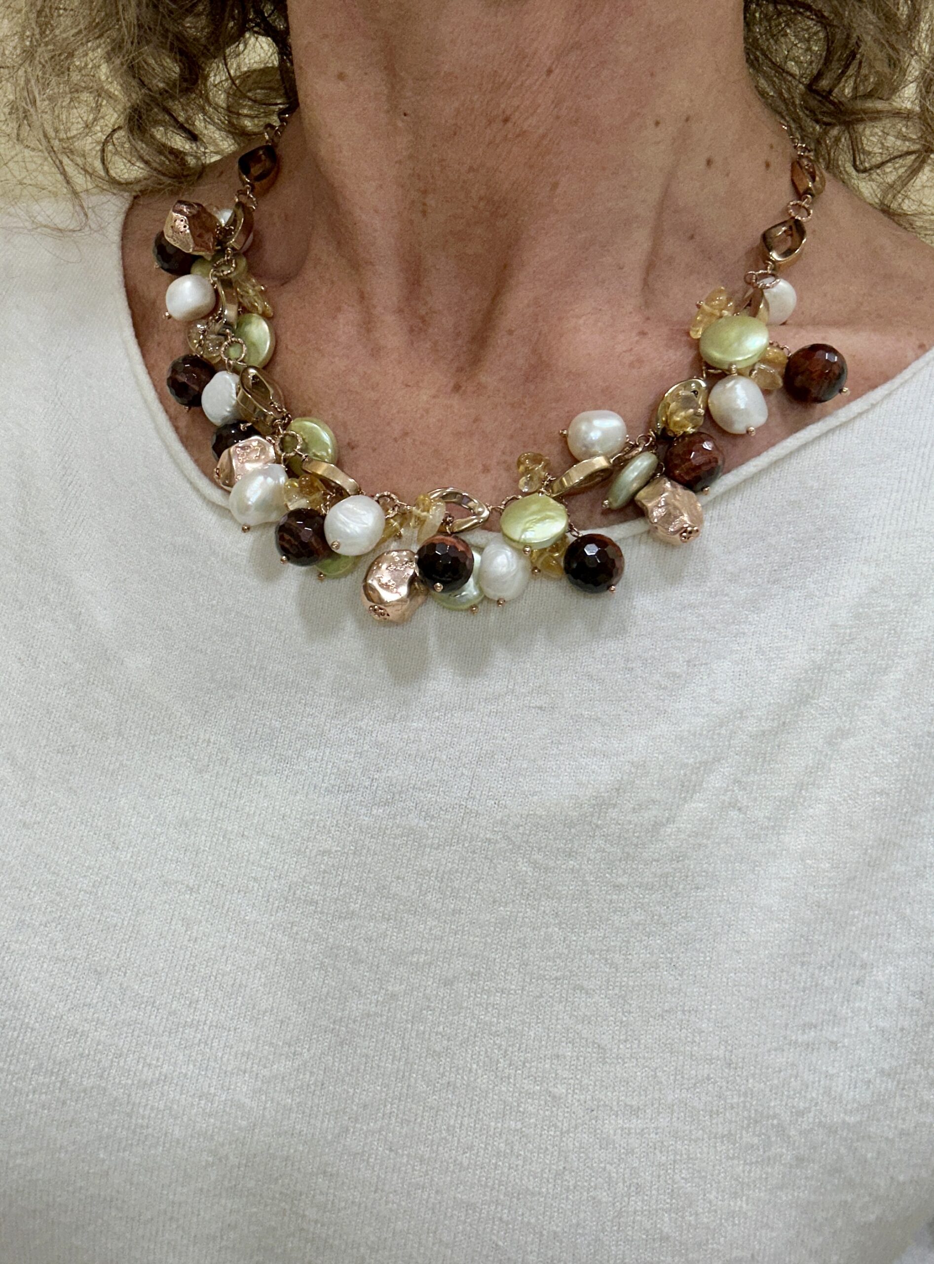 Girocollo in argento placcato oro rosa, occhio di tigre, perle