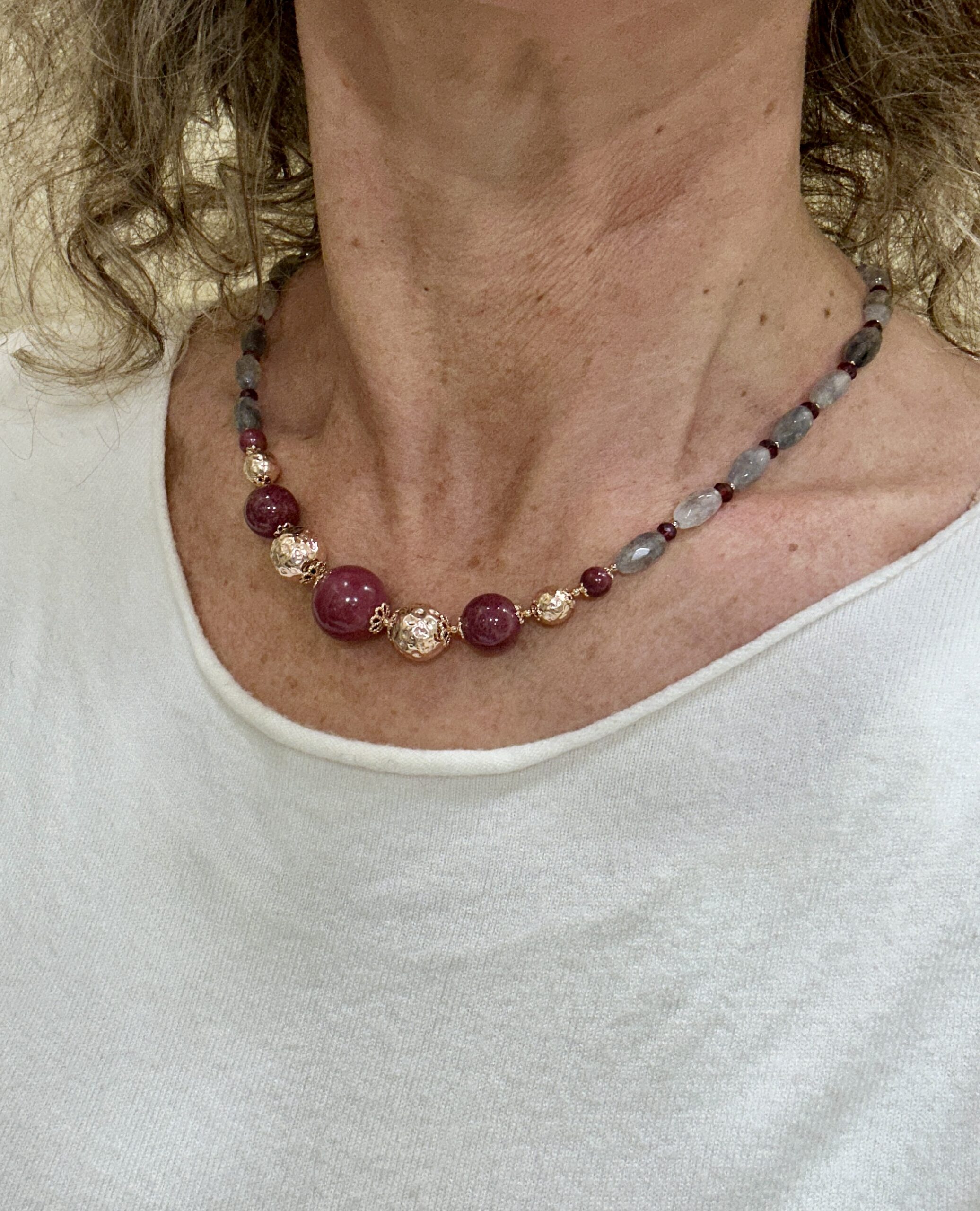 Girocollo in quarzo nuvoloso, rodonite e argento placcato oro rosa