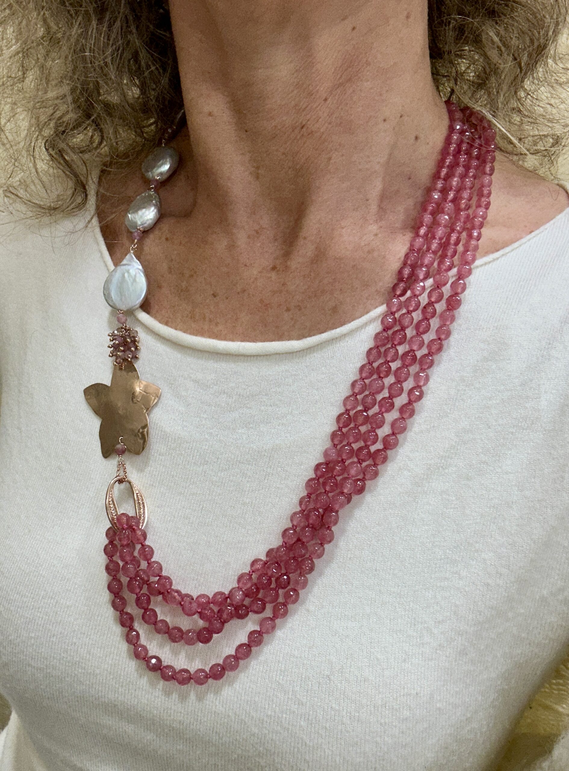 Collana a 4 fili in giada rosa, perle piatte grigie e argento placcato oro rosa