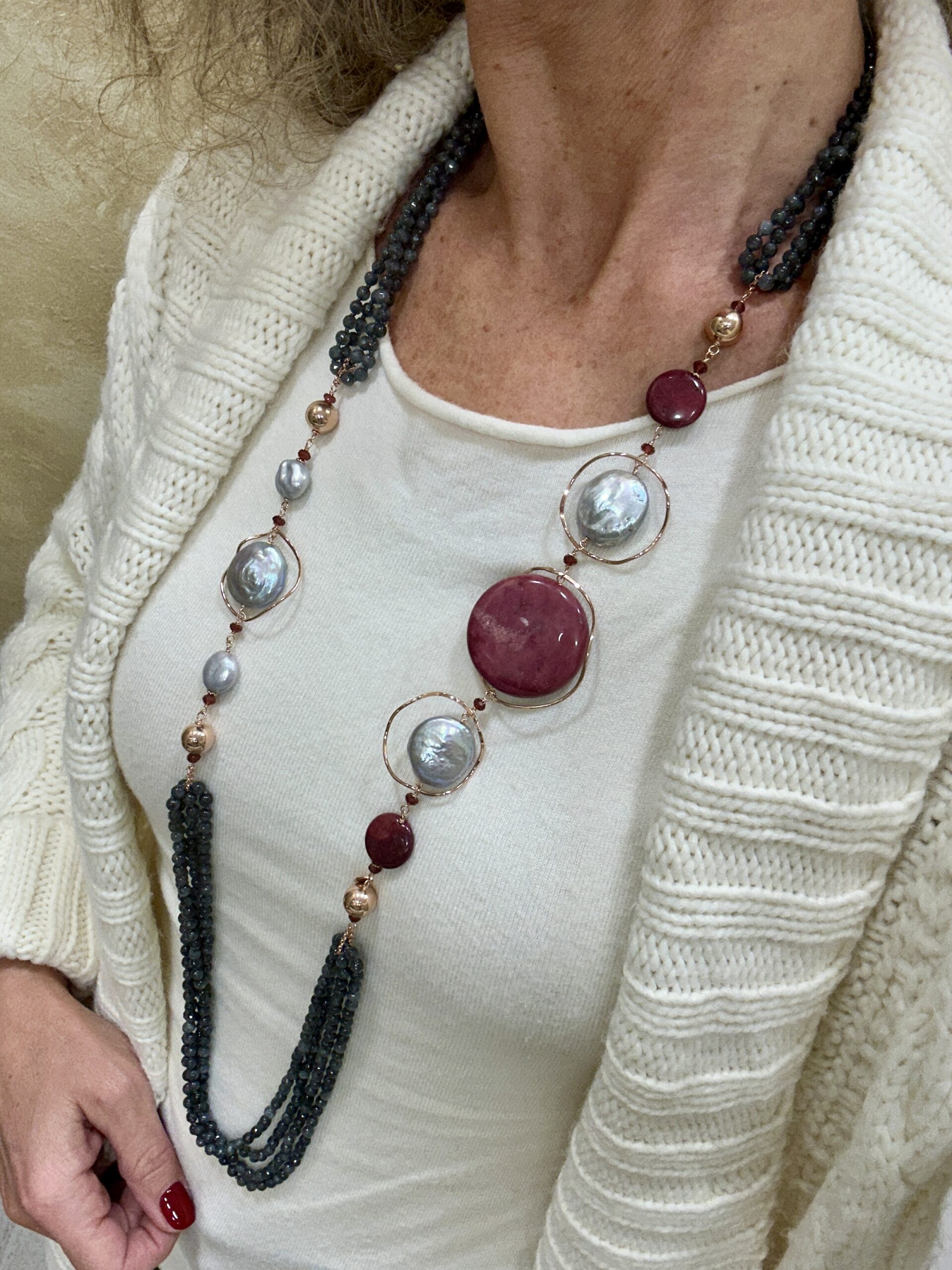 Collana in quarzo nuvoloso ed elementi in rodonite e perle piatte grigie