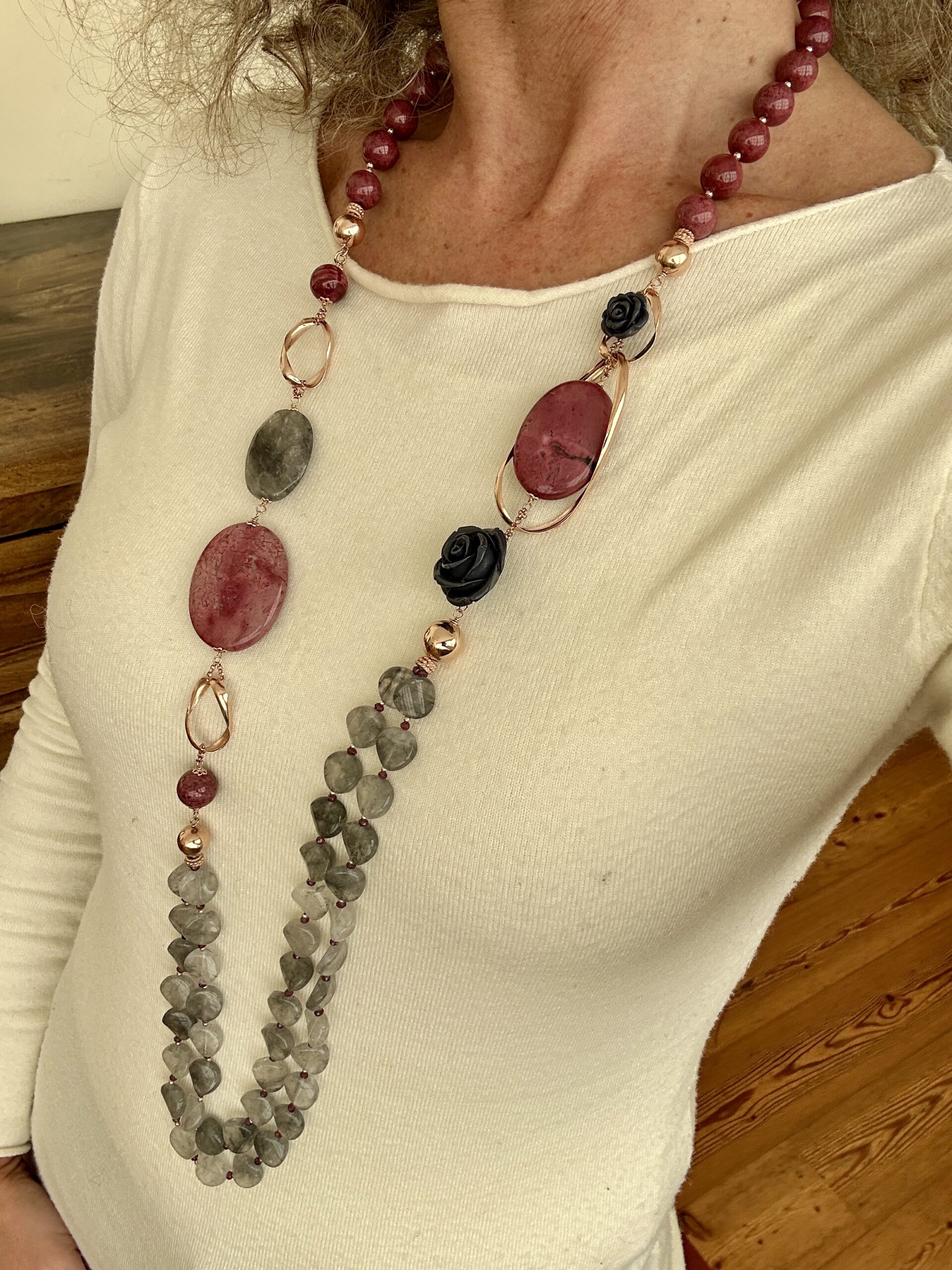 Collana in quarzo nuvoloso e rodonite, argento placcato oro rosa e rose in resina