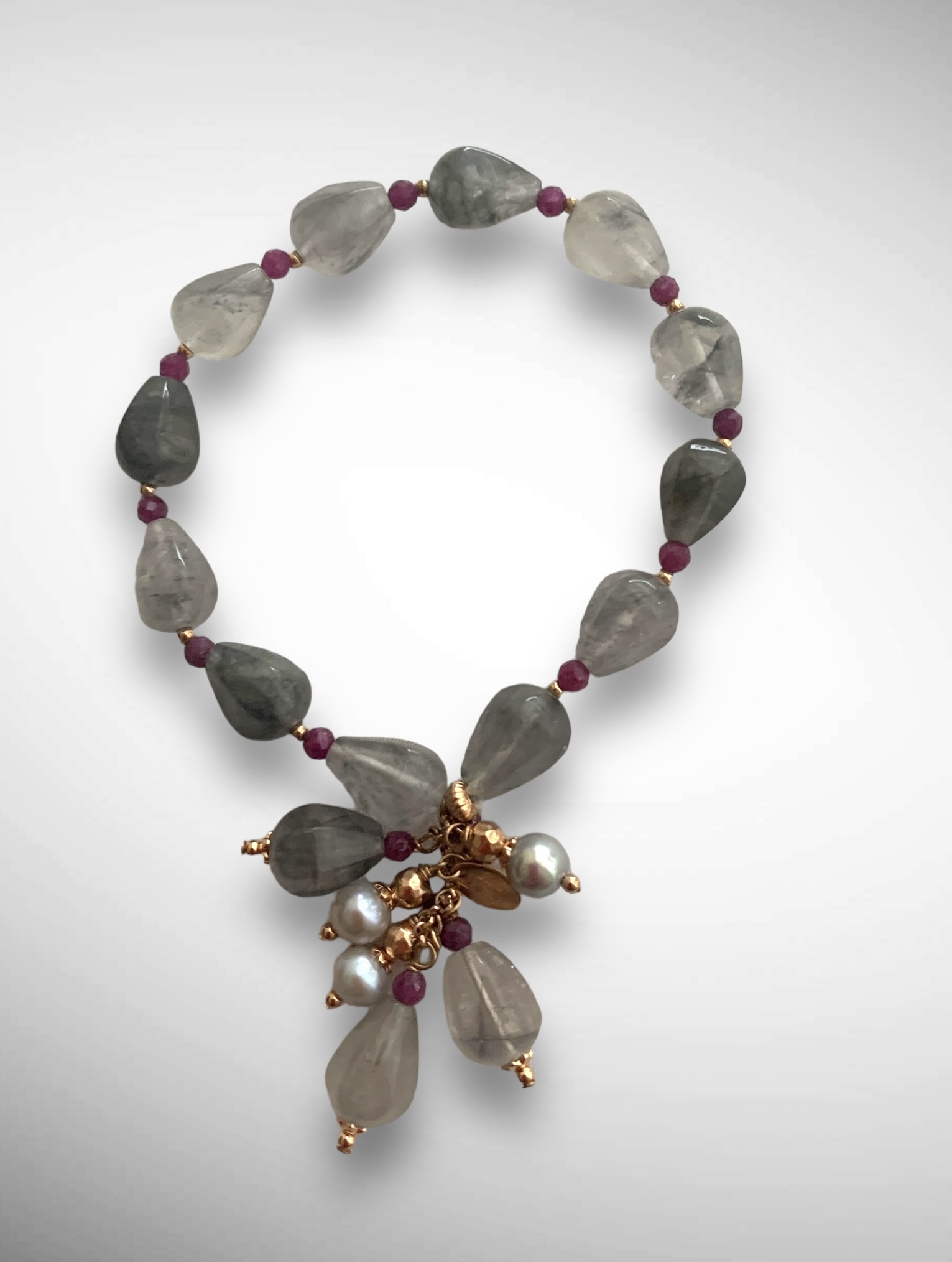 Bracciale in quarzo nuvoloso e rubino