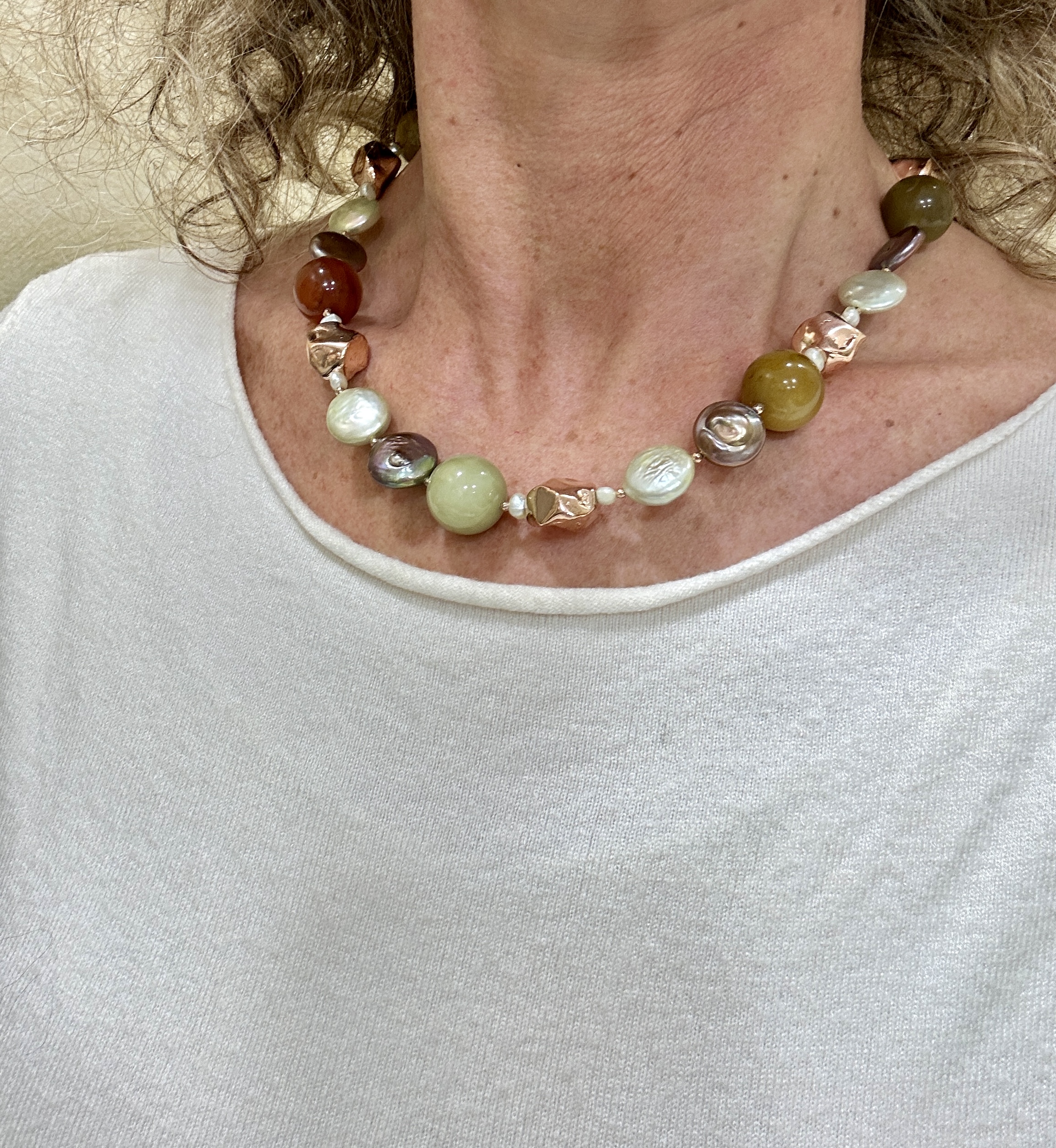 Girocollo in giada, perle piatte e pepite in argento placcato oro rosa
