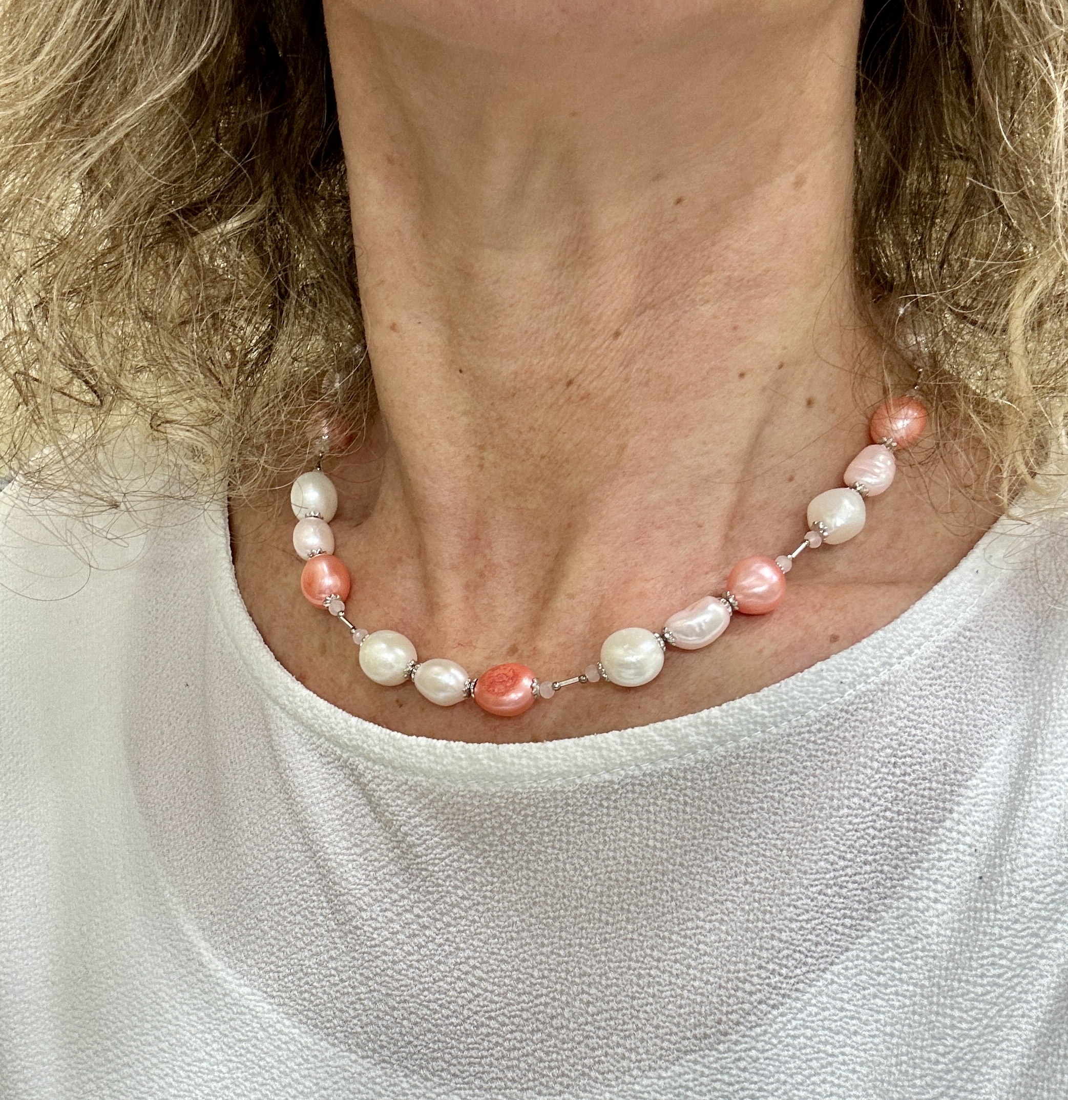 Girocollo di perle bianche e rosa