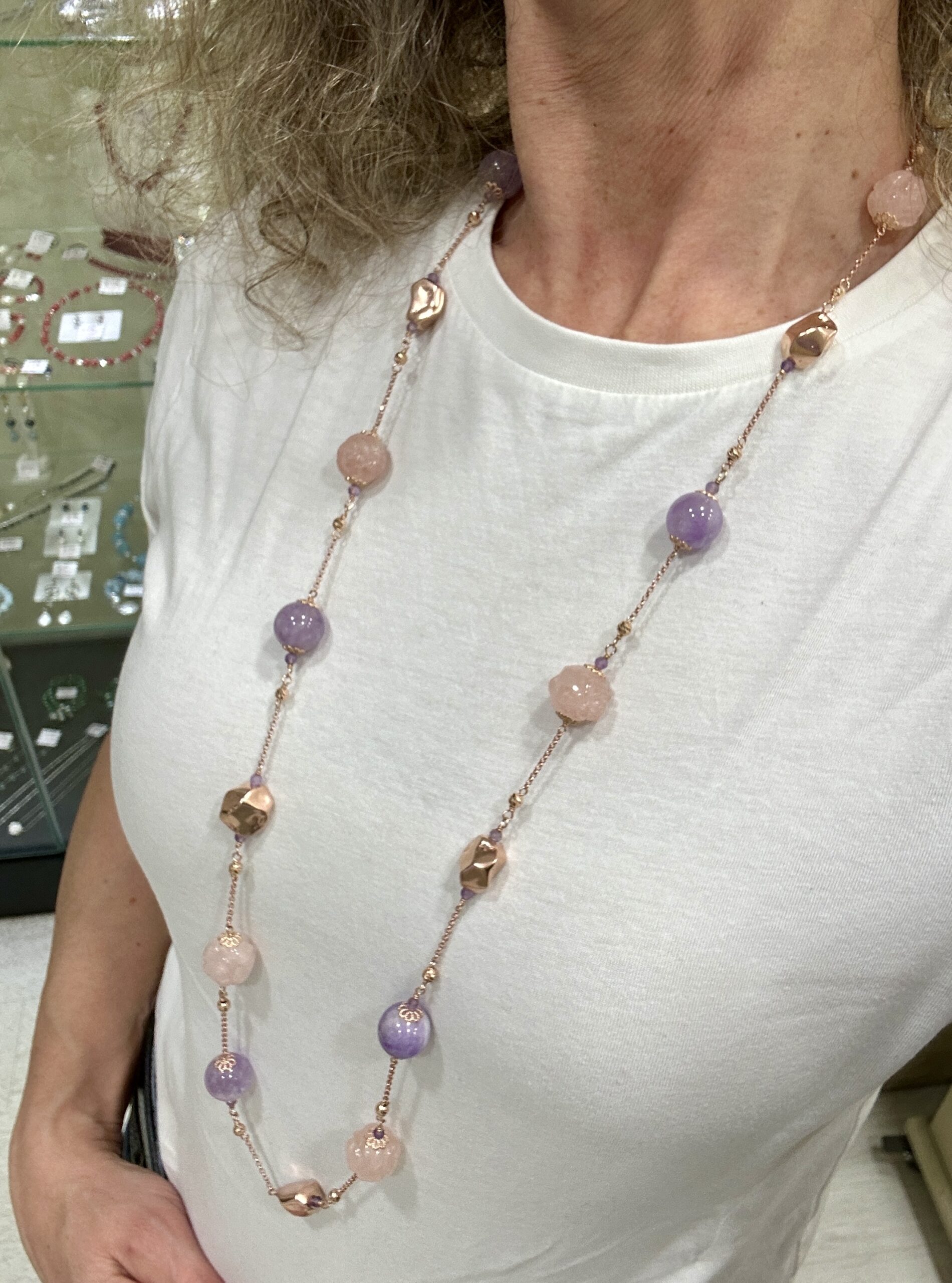 Collana lunga con sfere in ametista, quarzo rosa e pepite in argento rosè