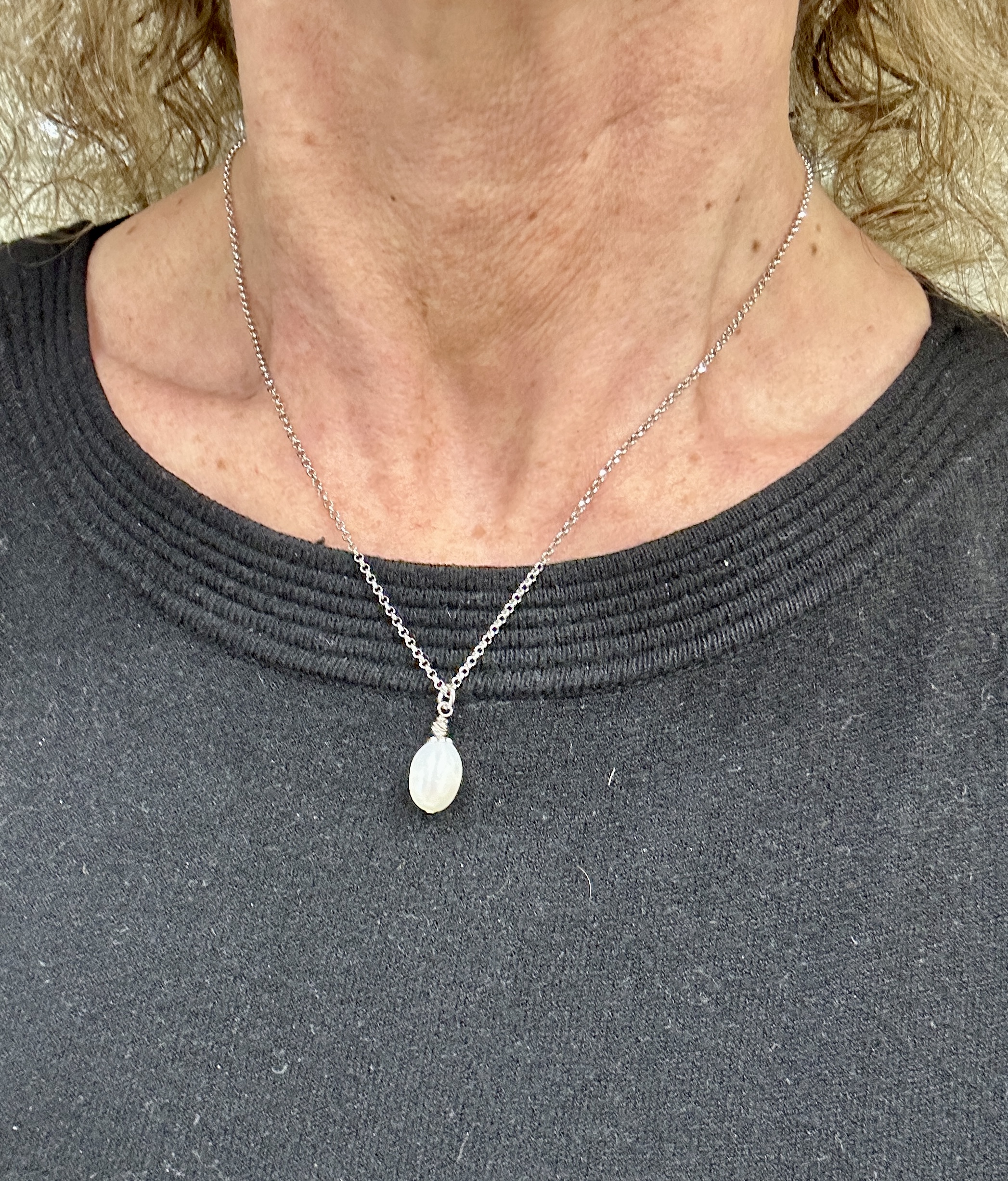 Girocollo catenina argento rodiato con ciondolo perla bianca