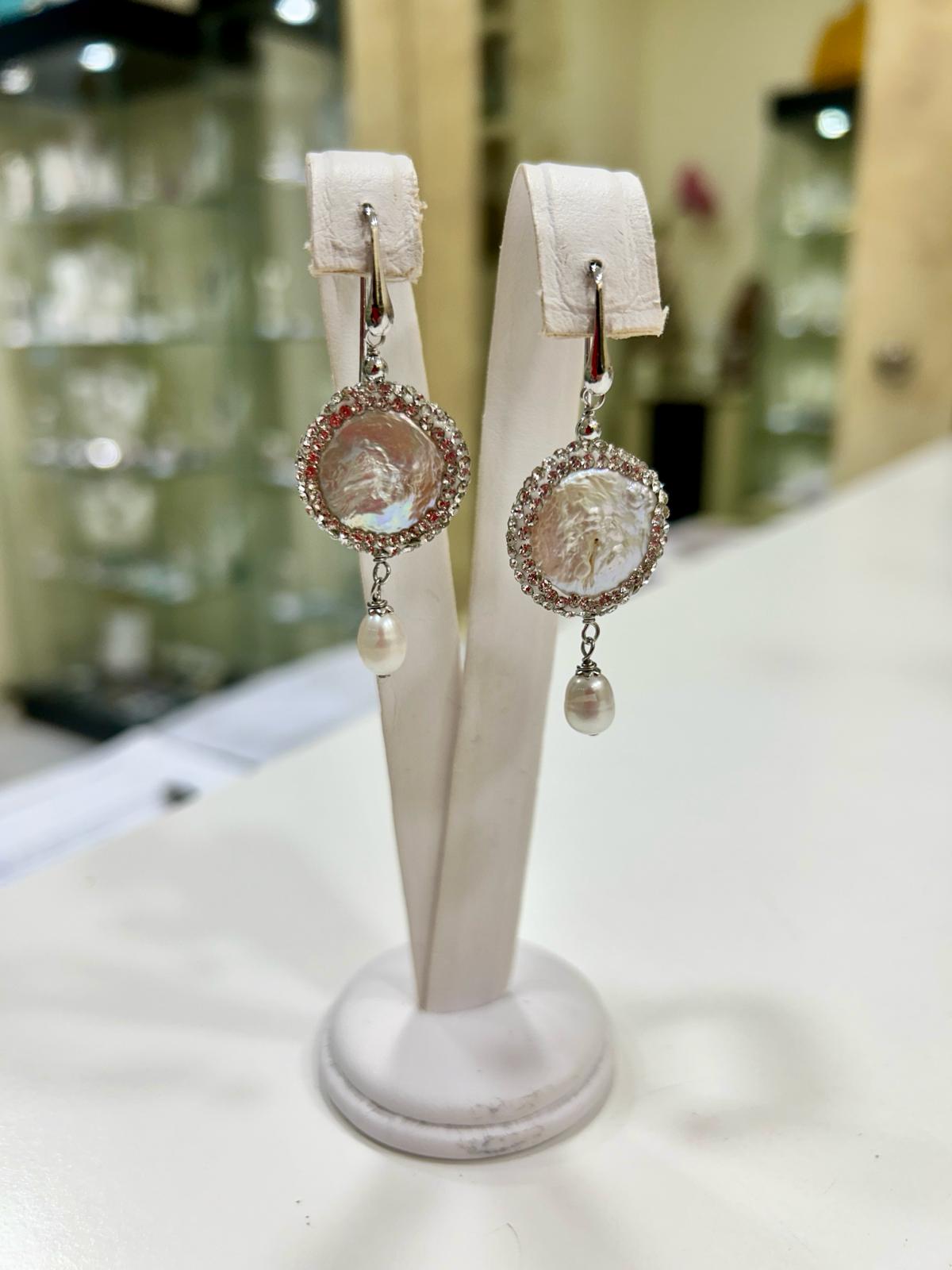 Orecchini con perla contornata strass, perla bianca, argento rodiato. Realizzabile anche con clip