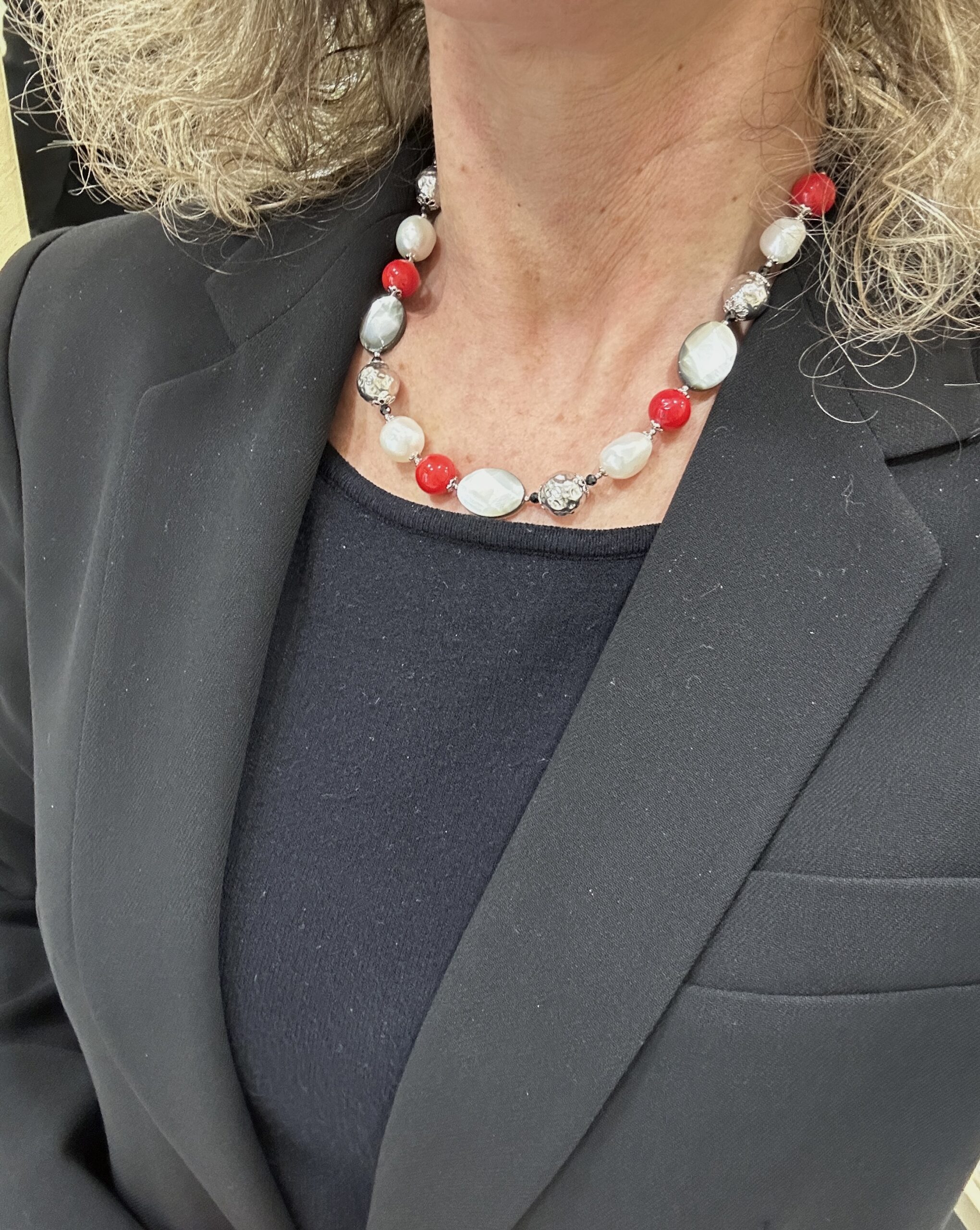 Girocollo con ovali in madreperla grigia, sfere in corallo bamboo e argento rodiato