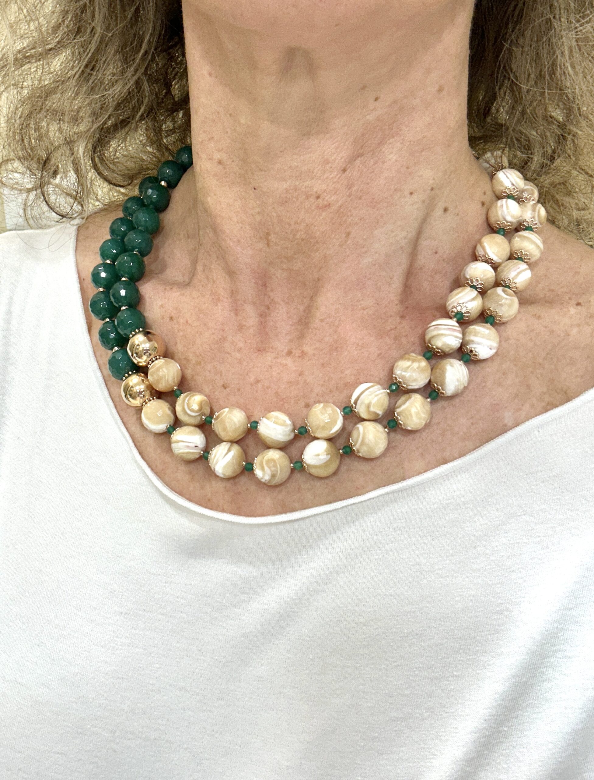 Girocollo a due fili in madreperla beige e agata verde