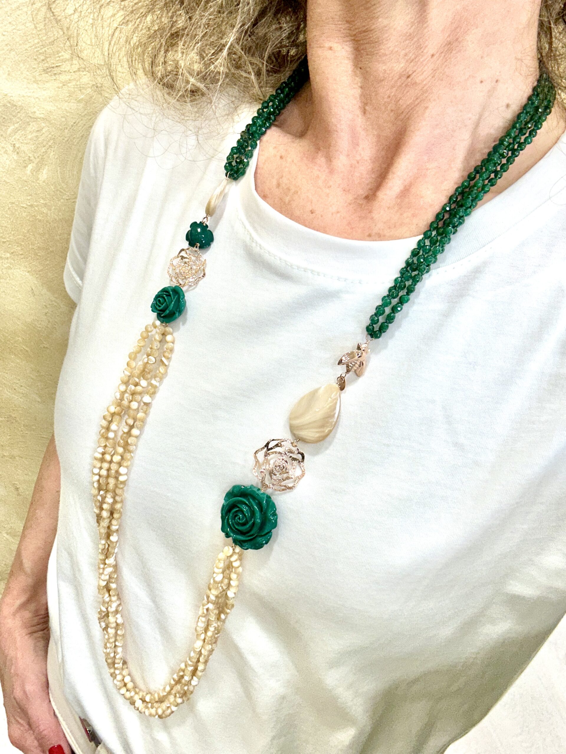 Collana a fili in madreperla beige e agata verde, argento placcato rosa