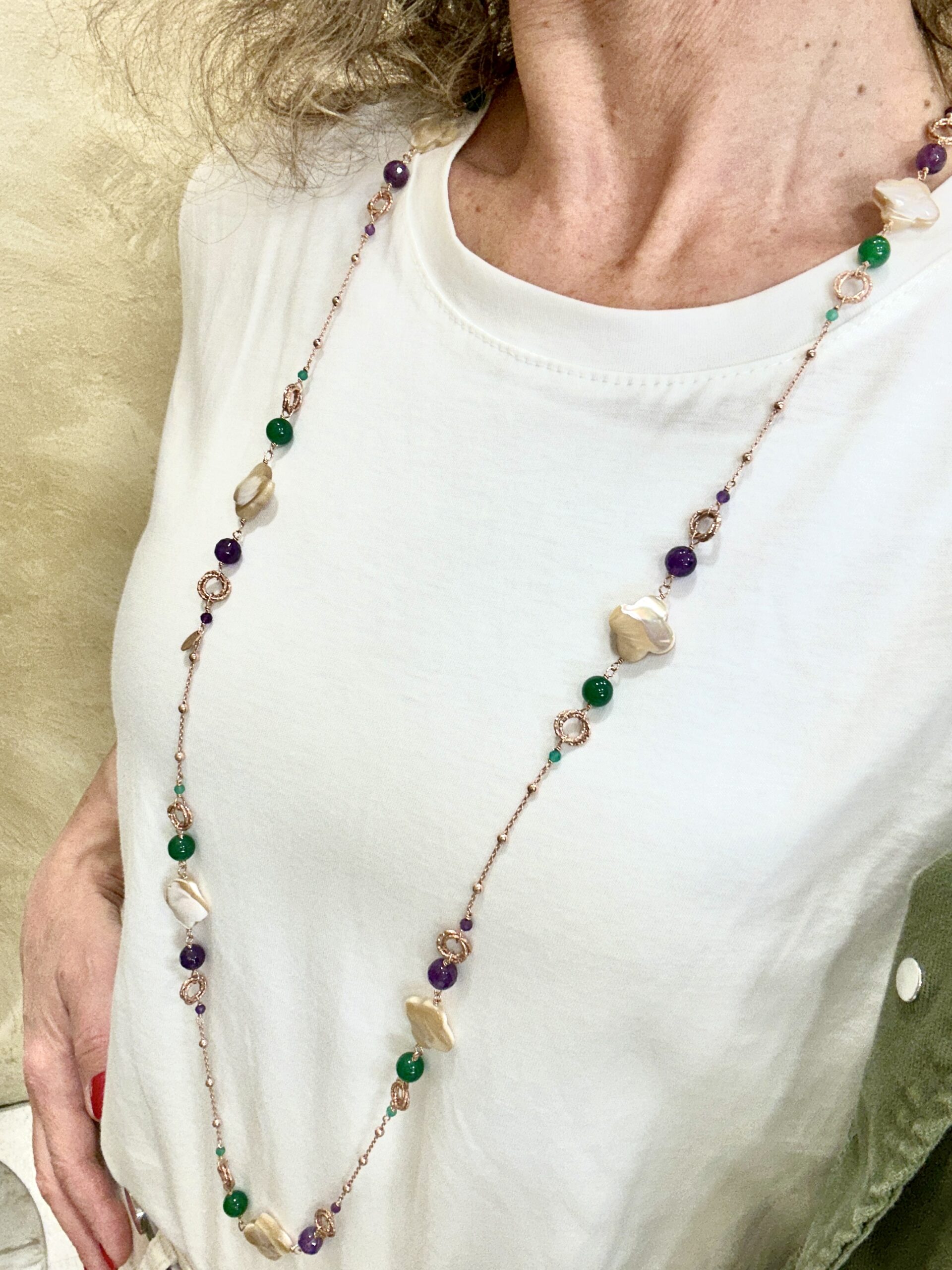 Collana incatenata in madreperla beige, ametista e agata verde