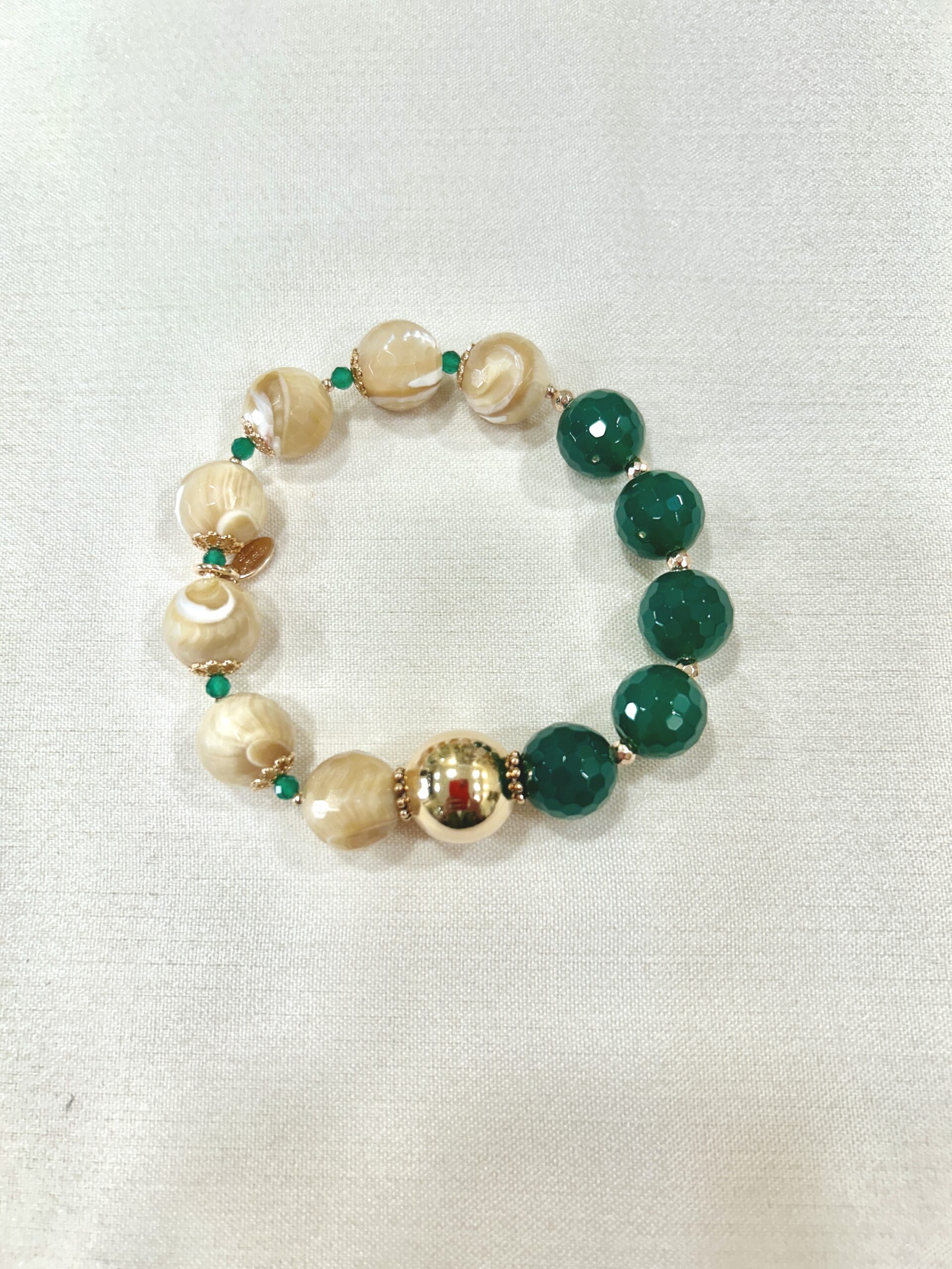 Bracciale in madreperla beige e agata verde