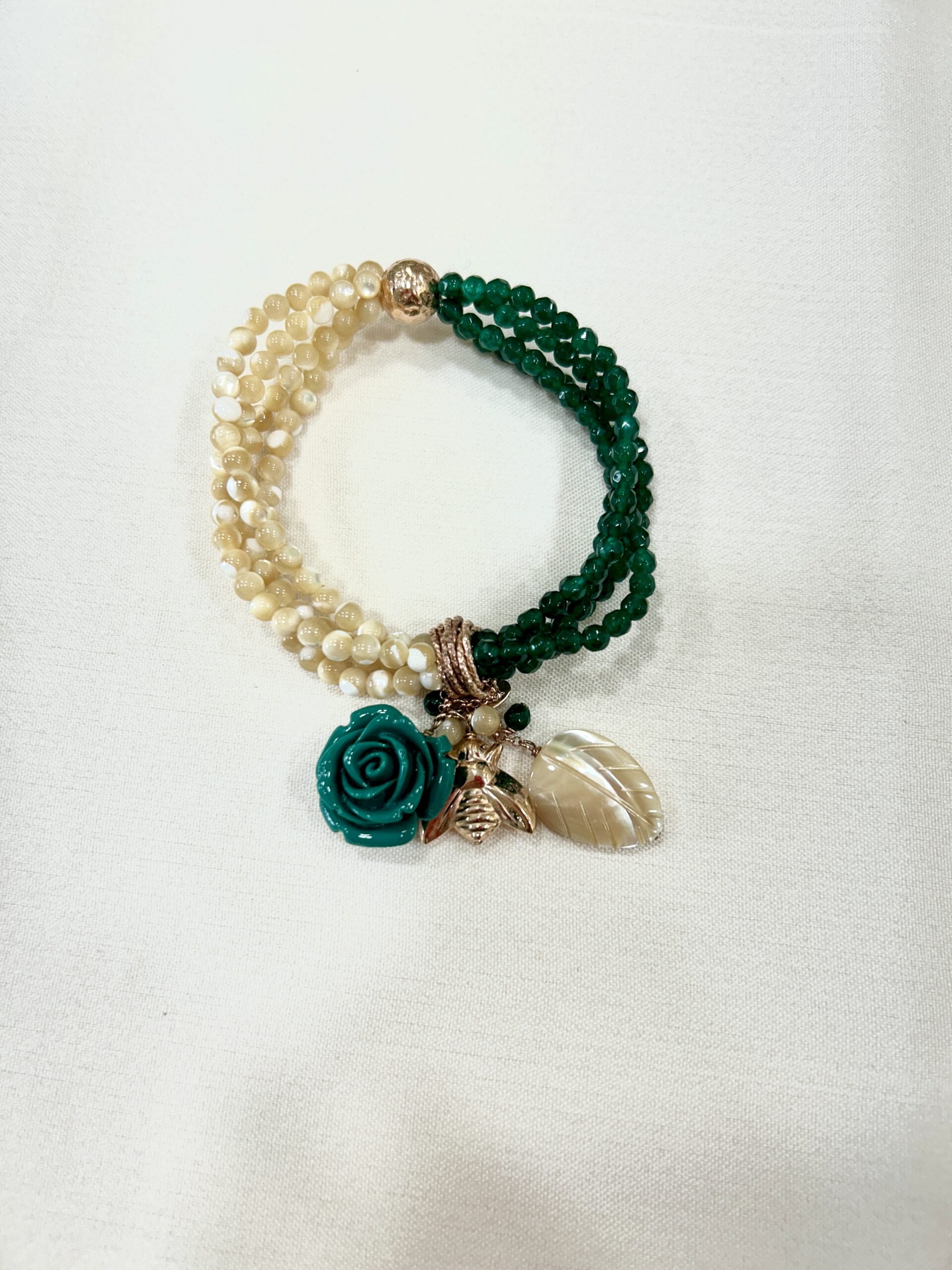 Bracciale a fili in madreperla beige e agata verde con rosellina verde