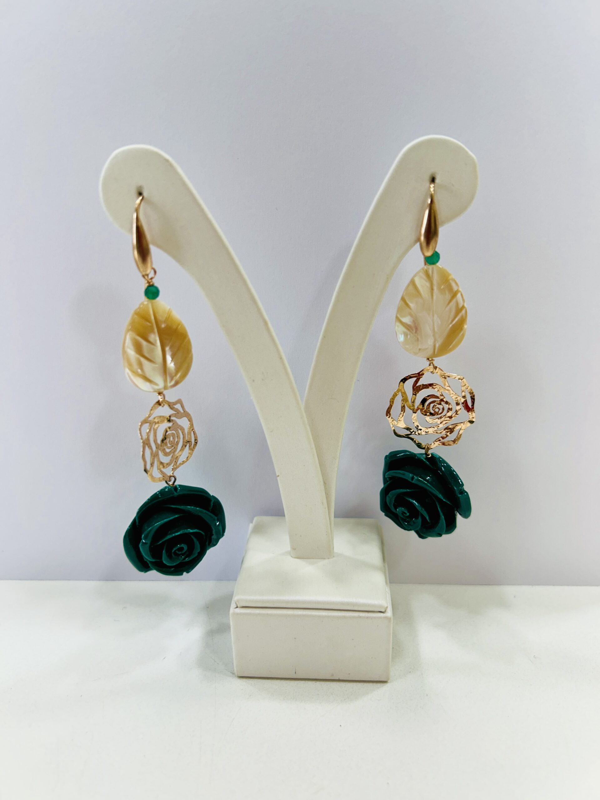 Orecchini in madreperla beige e argento placcato oro rosa