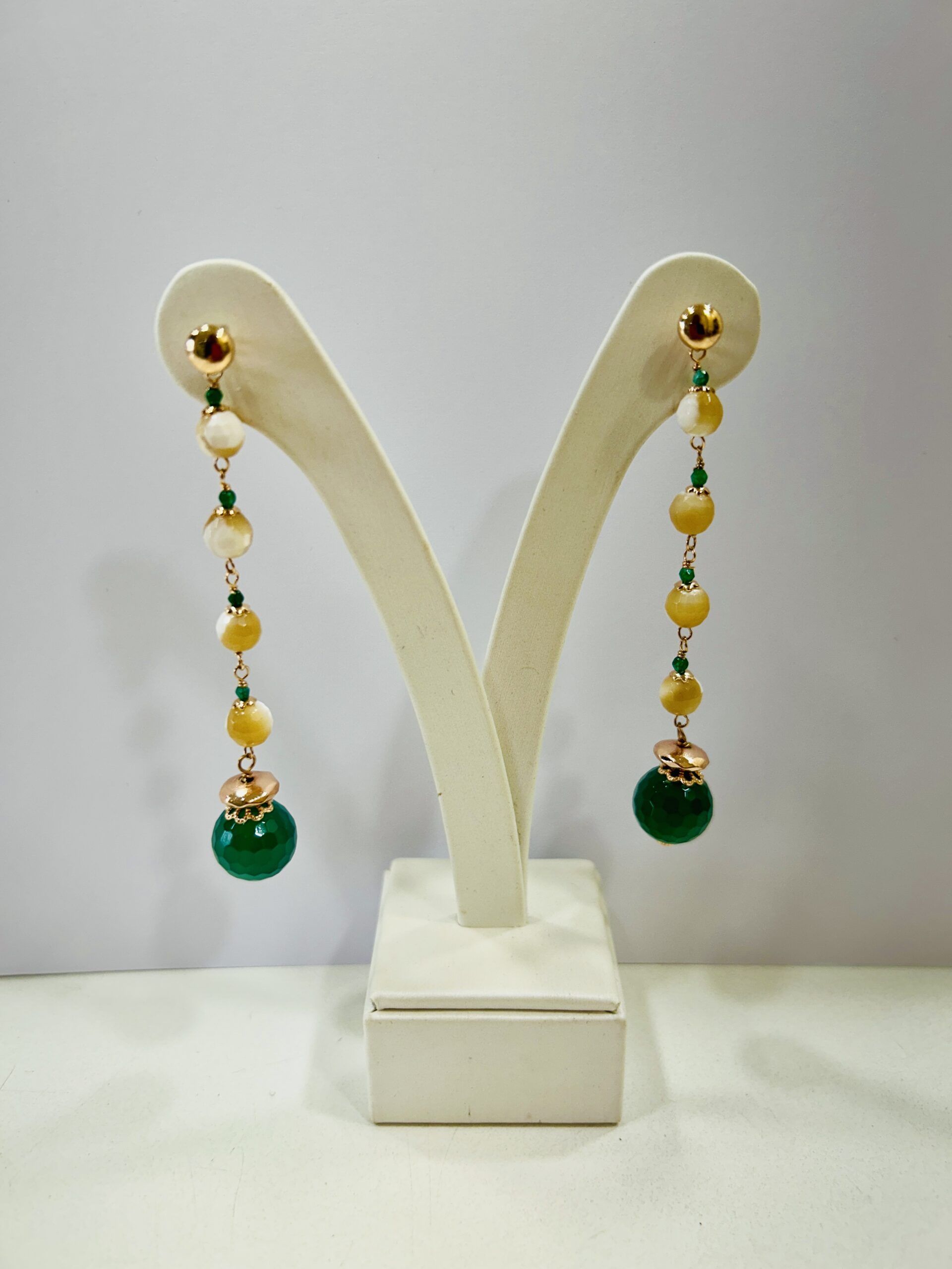 Orecchini incatenati in madreperla beige e agata verde