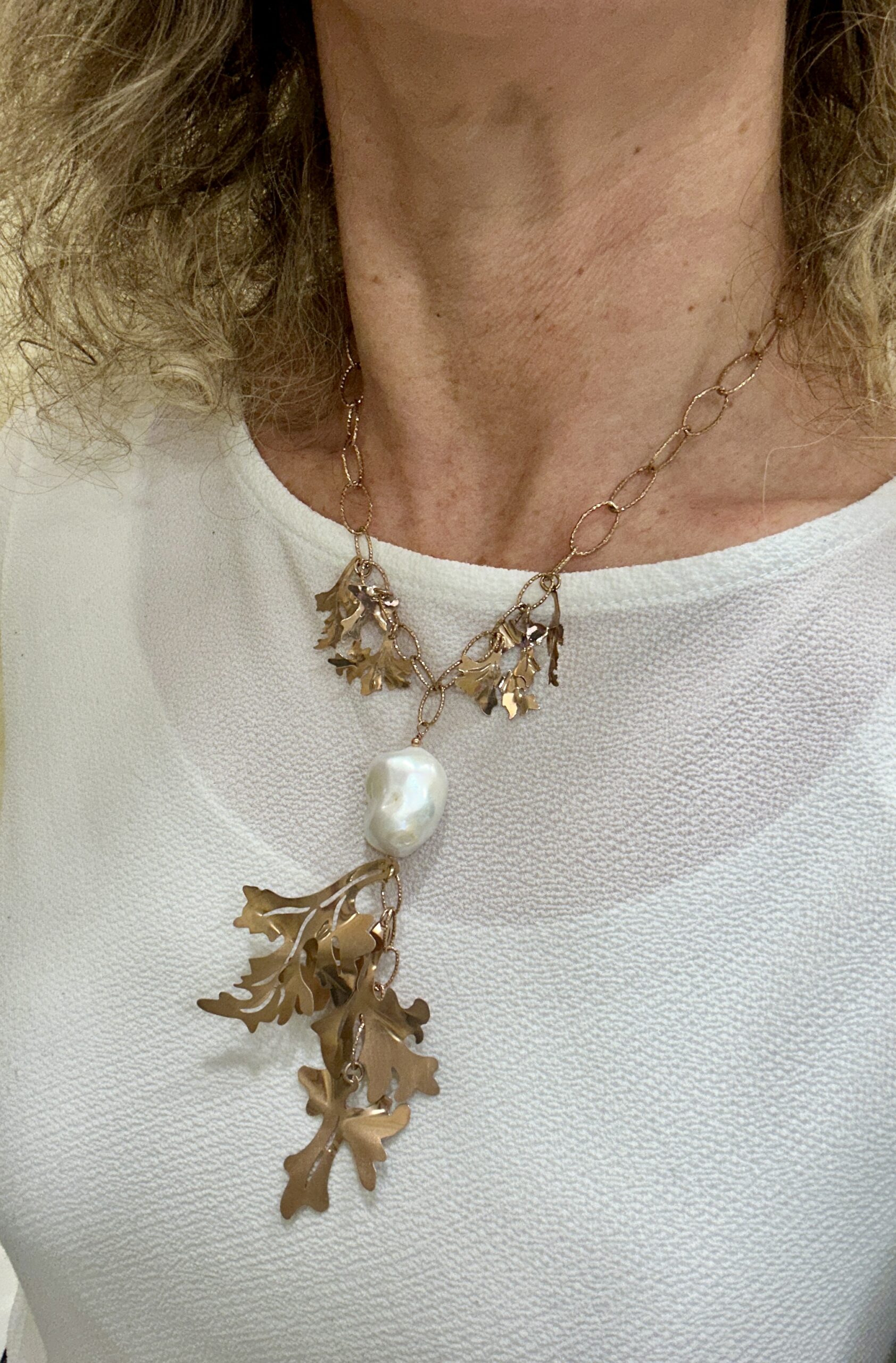 Girocollo con catena ovale e foglie in argento placcato oro rosa, perla barocca
