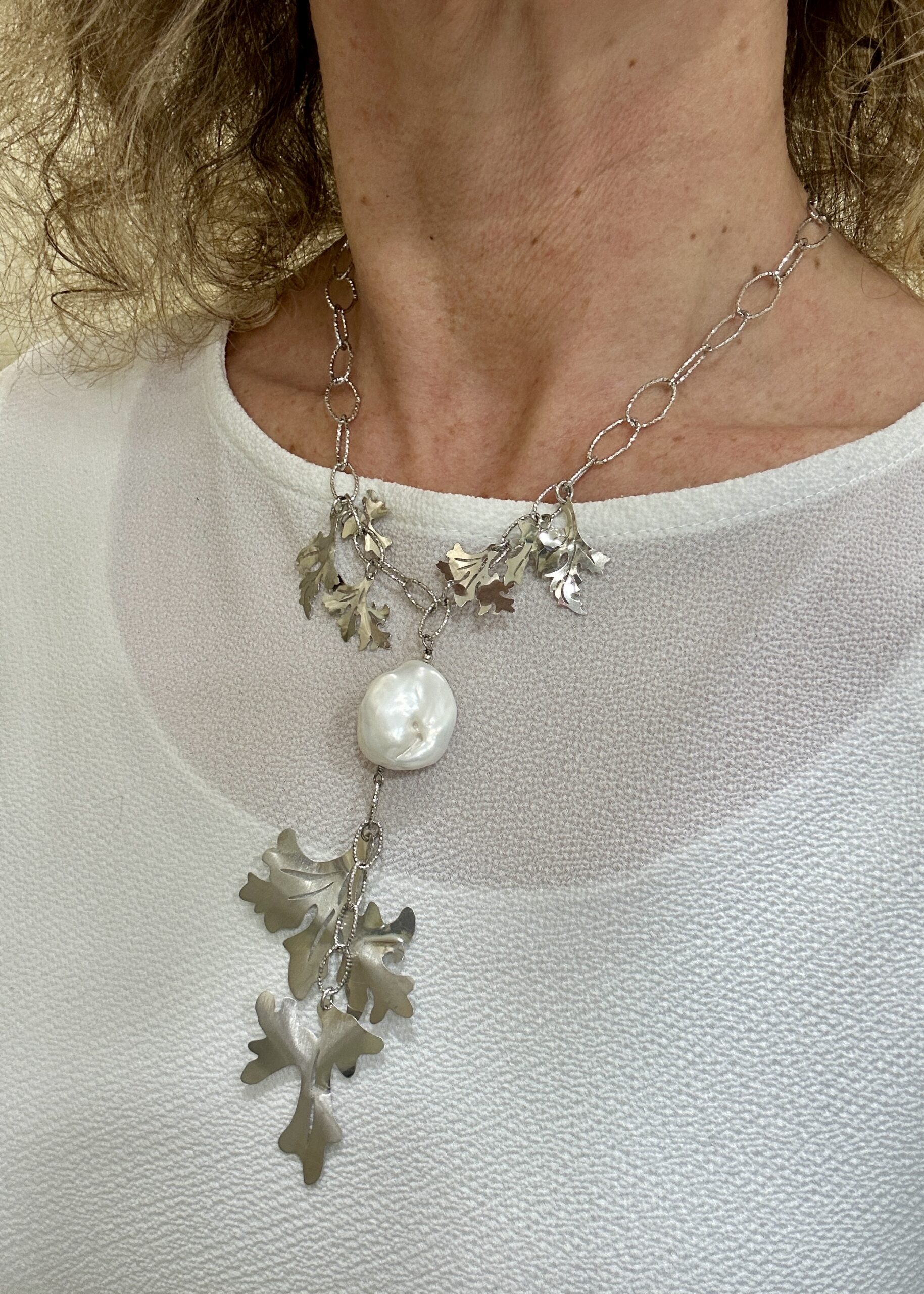 Girocollo con catena ovale e foglie in argento rodiato, perla barocca