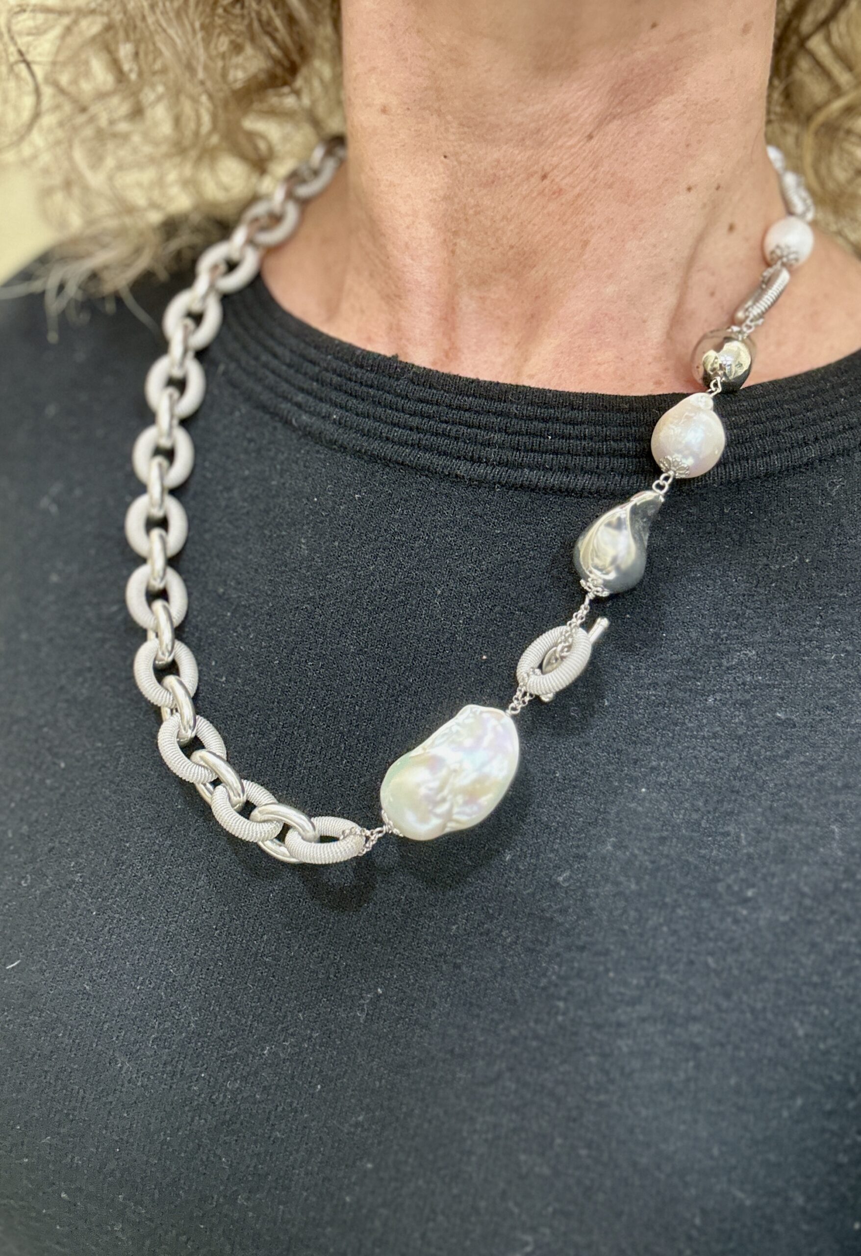 Girocollo con catena Rollò in argento rodiato e perle barocche bianche e rodiate