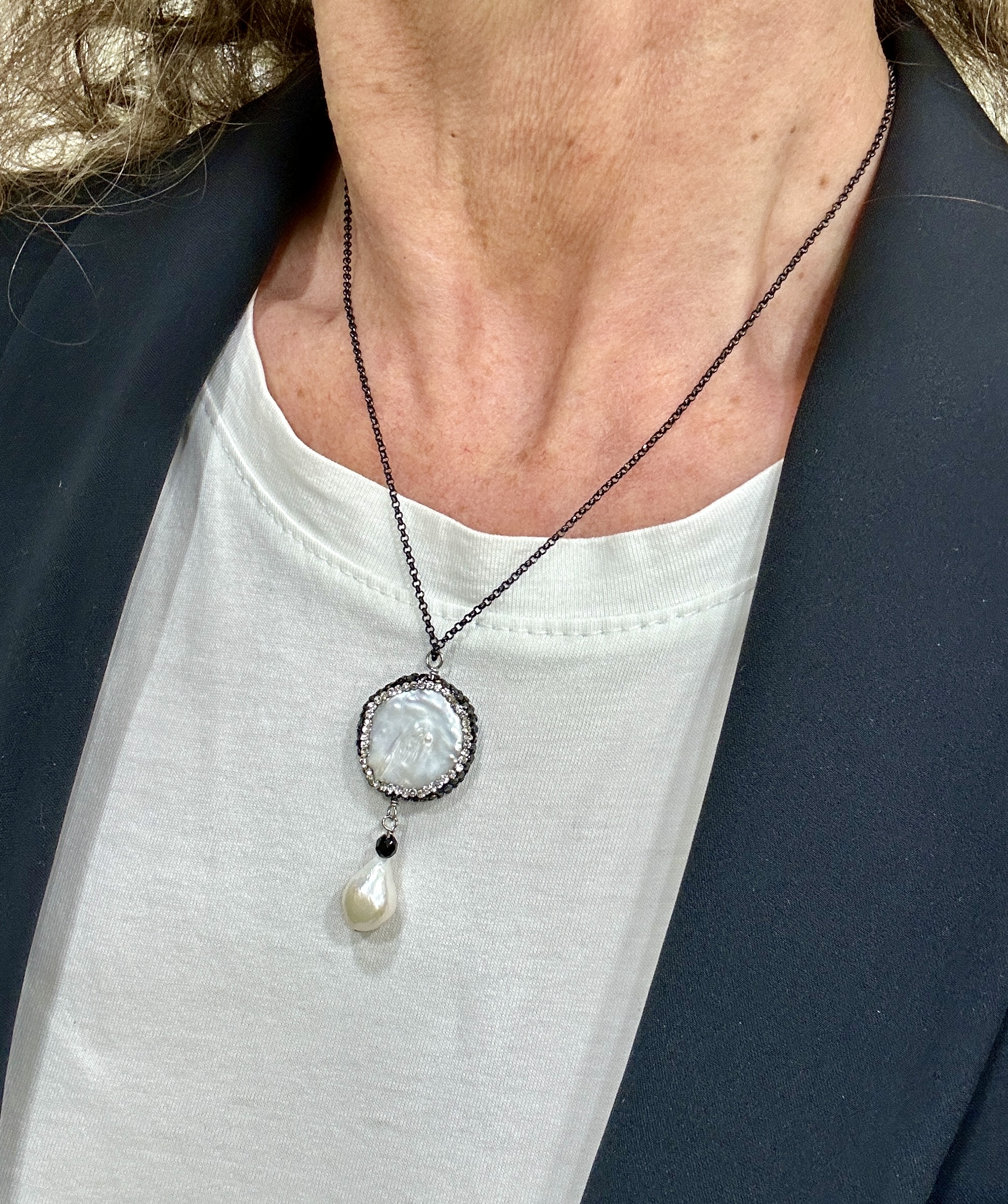 Catenina in argento rodiato nero con perla contornata di strass