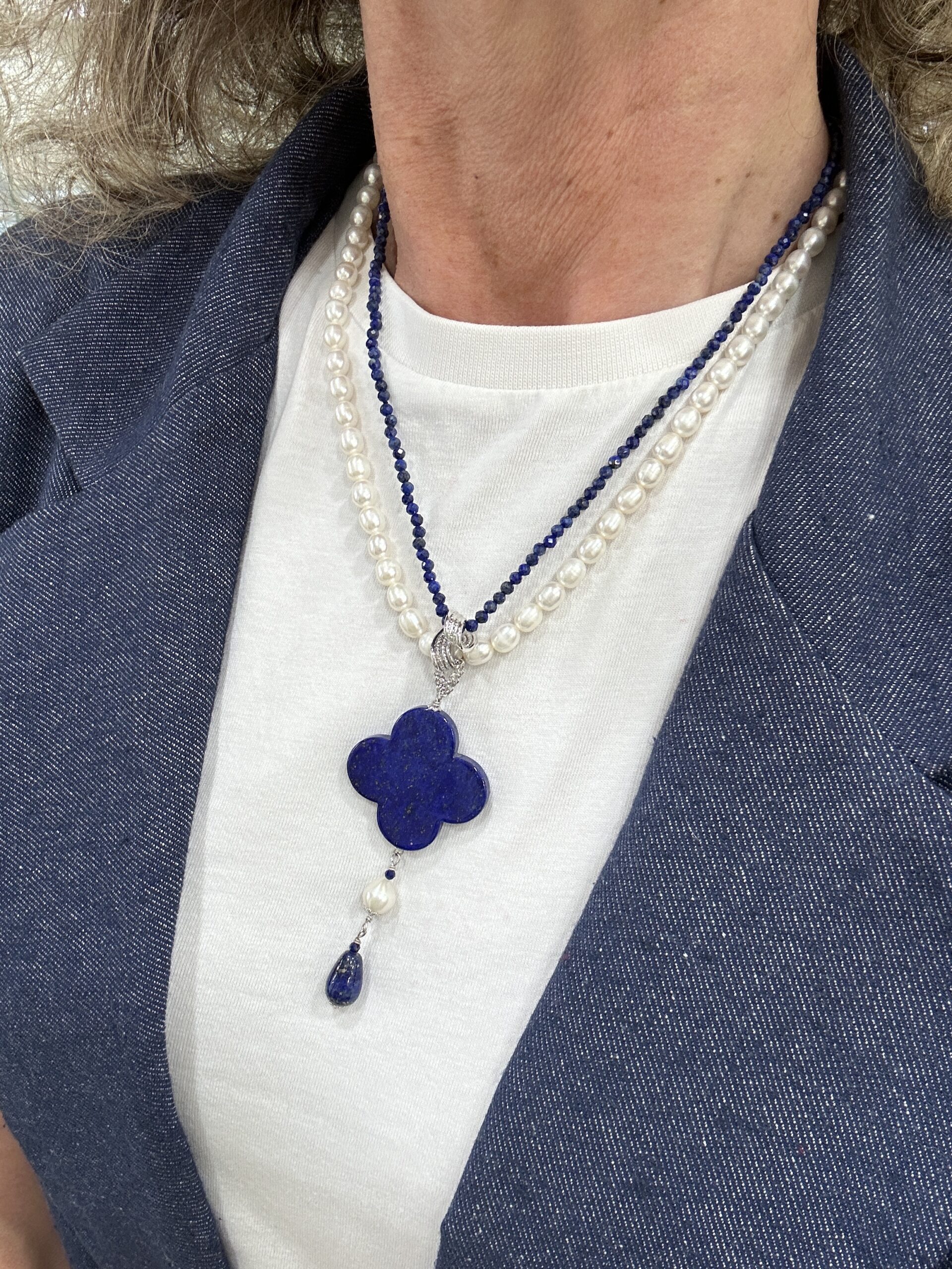 Girocollo a 2 fili di perle e lapis con fiore