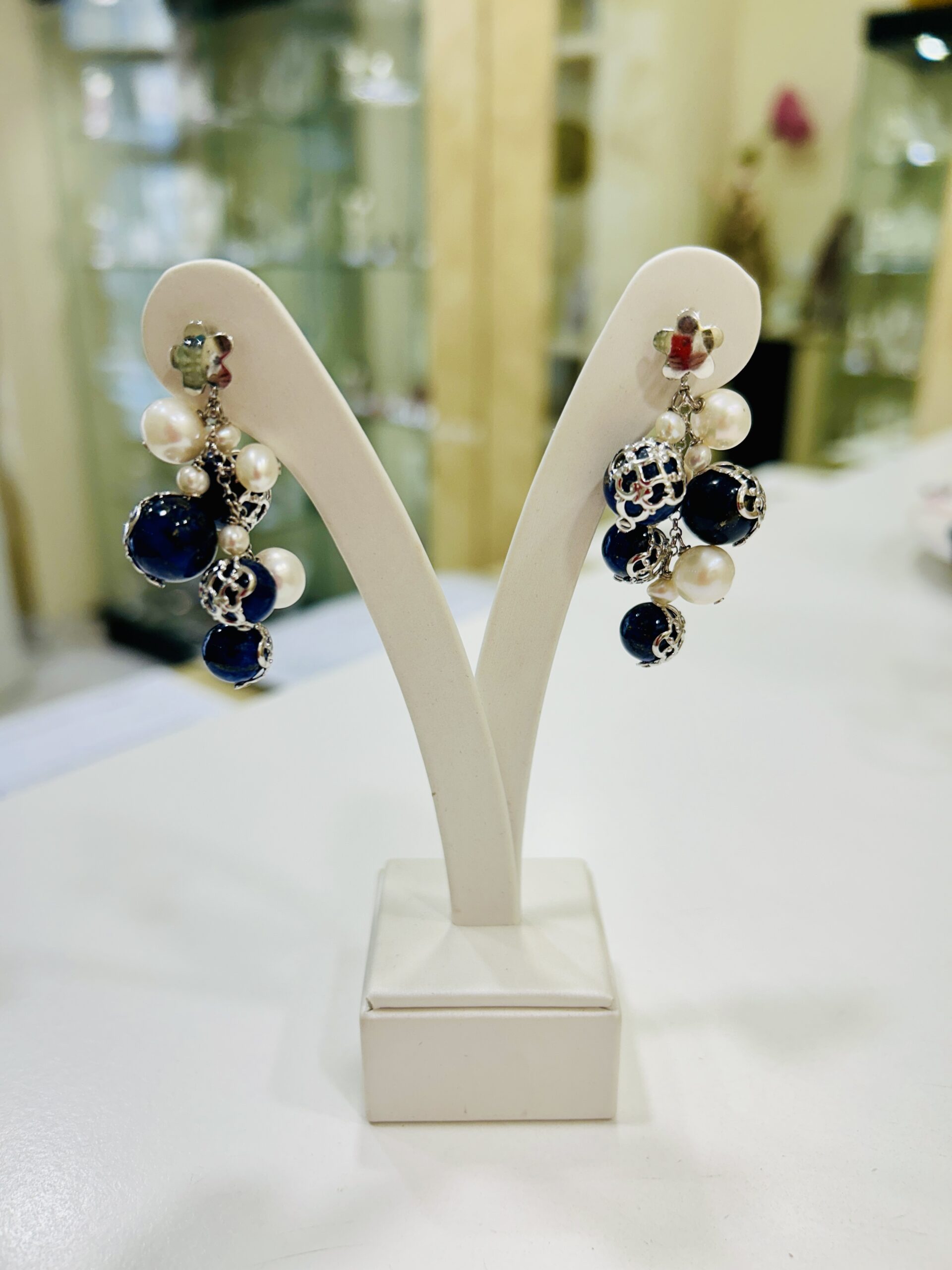 Orecchini con sfere in lapis, perle bianche e argento rodiato
