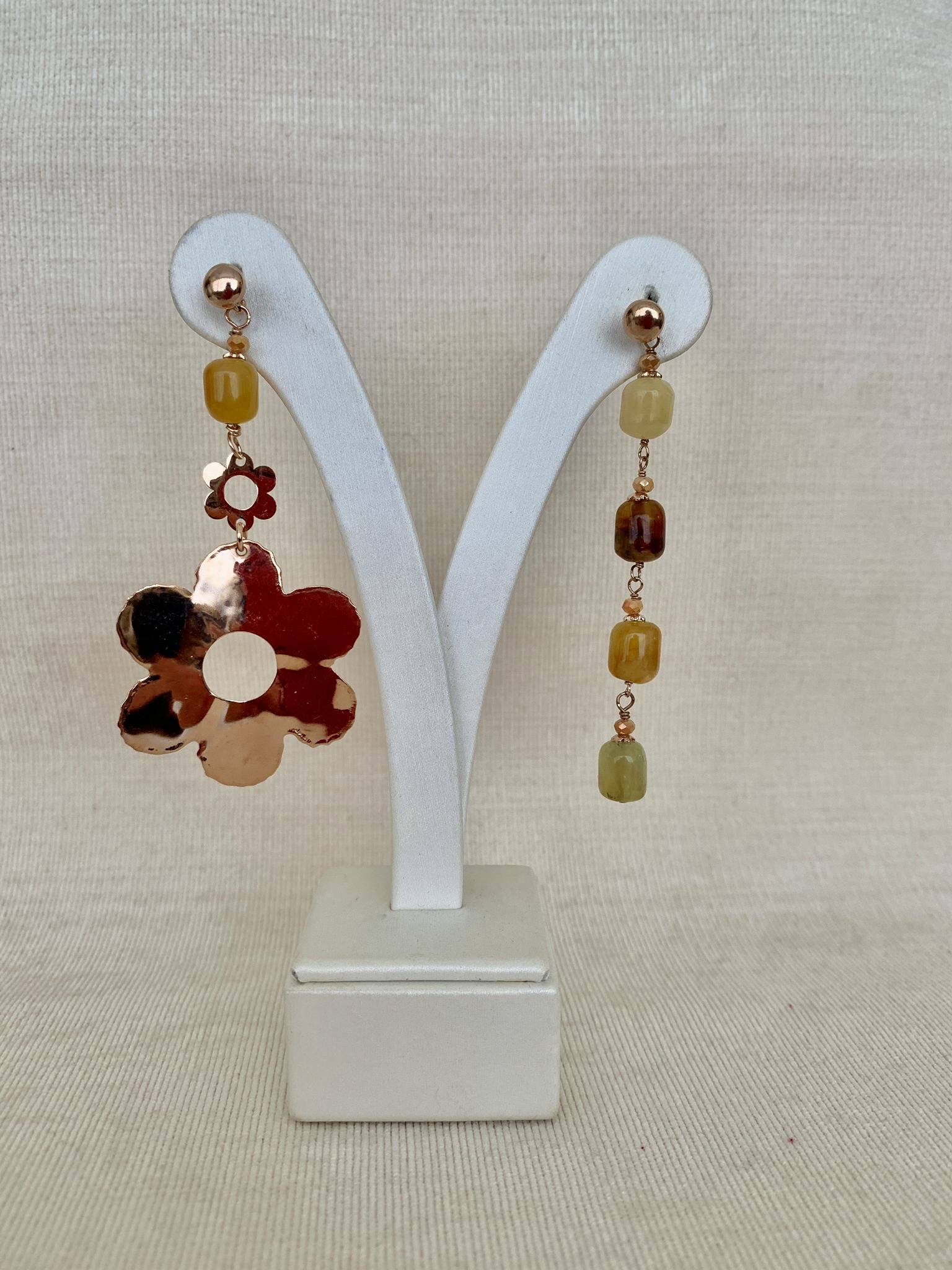 Orecchini asimmetrici in serpentino e argento placcato oro rosa. Realizzabili anche con clip