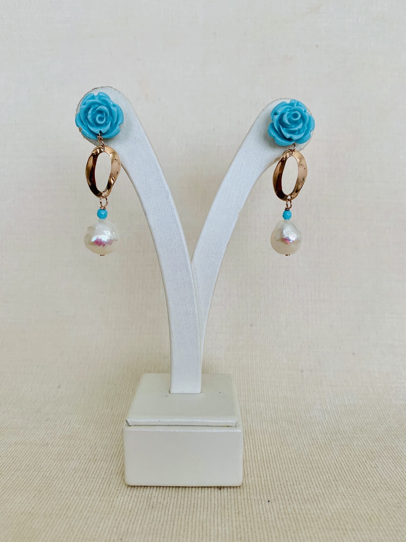 Orecchini con rosa in resina, twister in argento placcato oro rosa e perle bianche