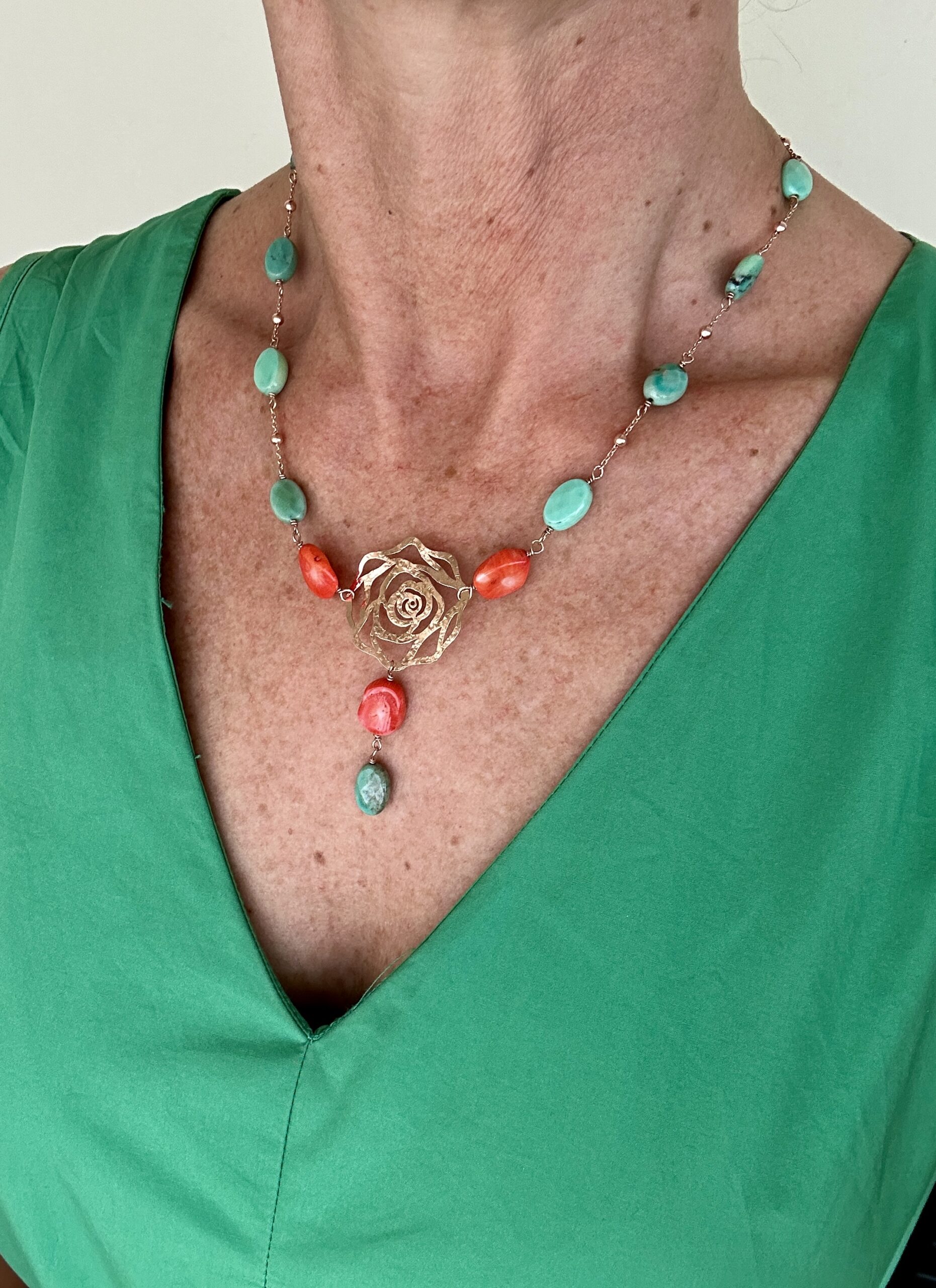 Girocollo in argento placcato oro rosa con ovali n crisoprasio e corallo bamboo