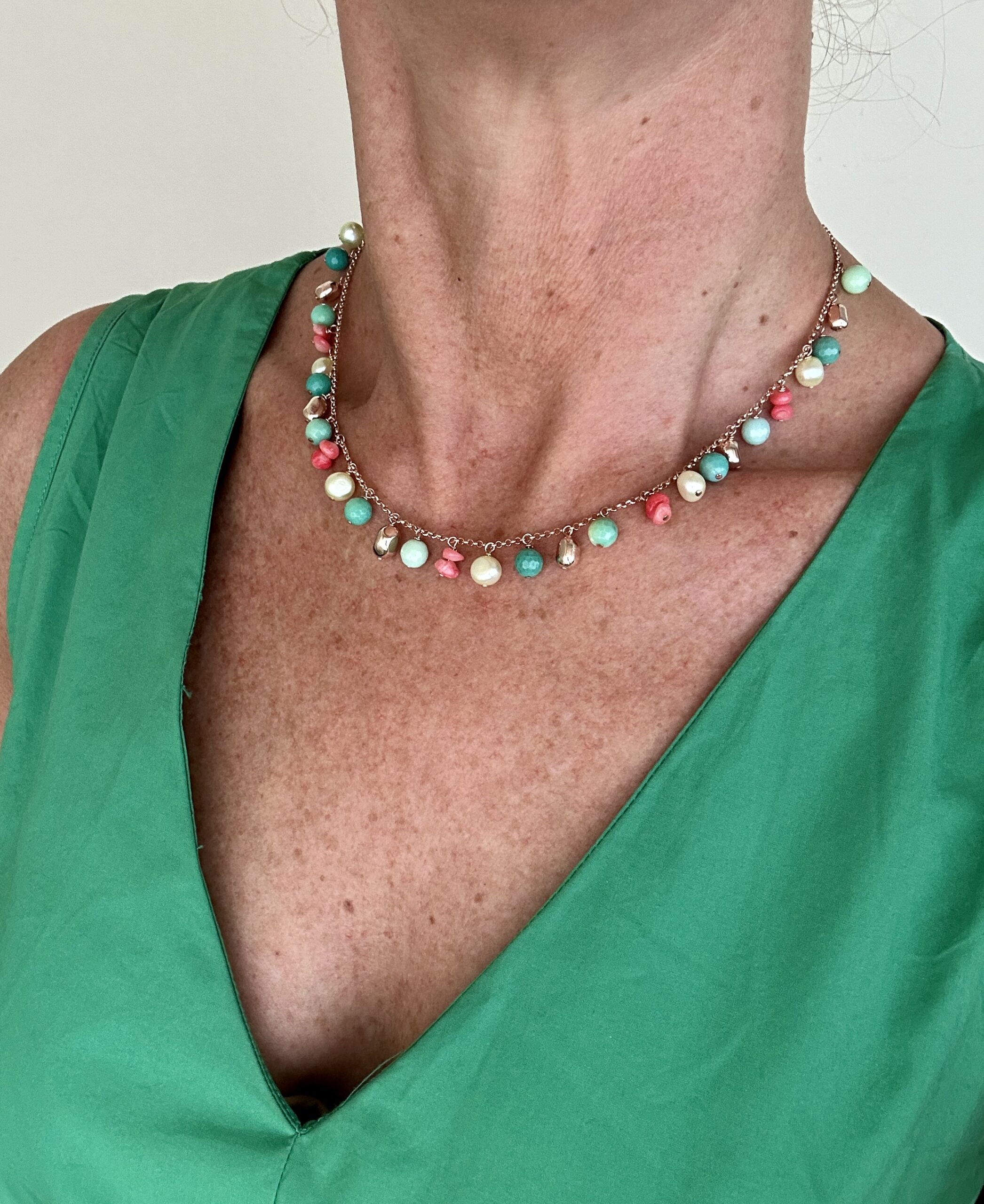 Girocollo in argento placcato oro rosa con ciondolini in crisoprasio e corallo bamboo