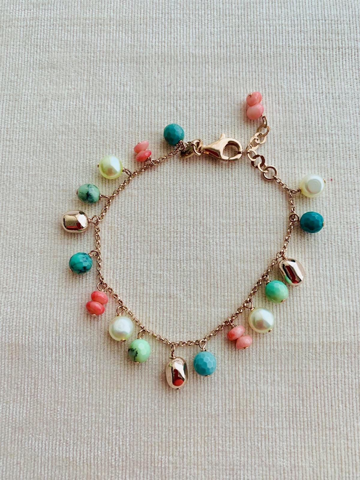Bracciale con ciondolini in crisoprasio, corallo bamboo e perle
