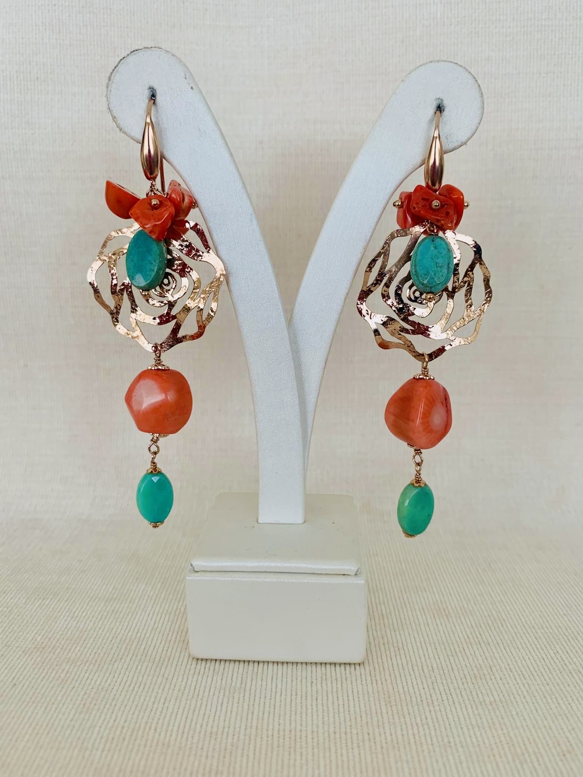 Orecchini in argento placcato oro rosa, crisoprasio e corallo bamboo. Realizzabili anche con clip