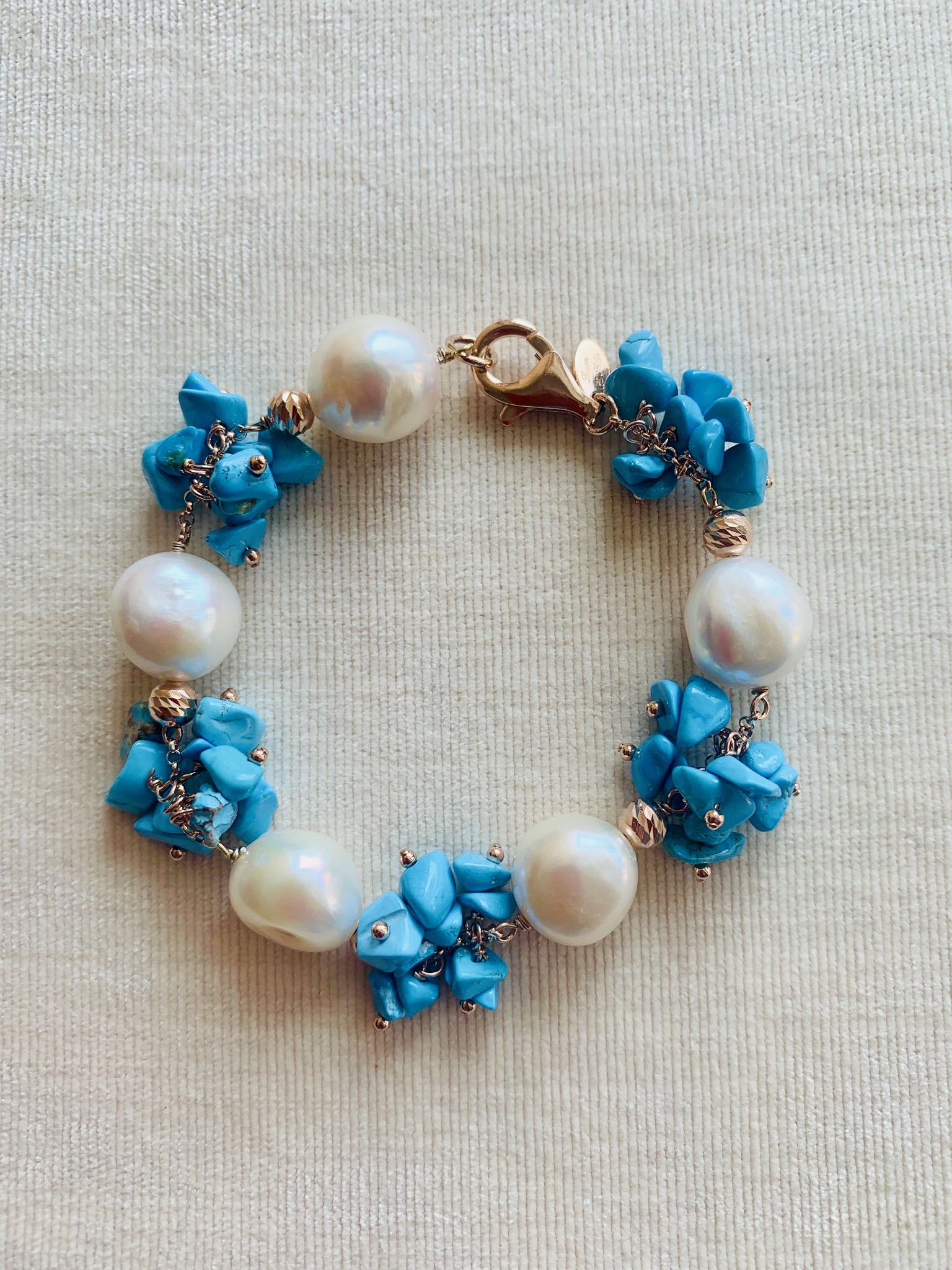 Bracciale di chips in aulite turchese, perle coltivate e argento placcato oro rosa