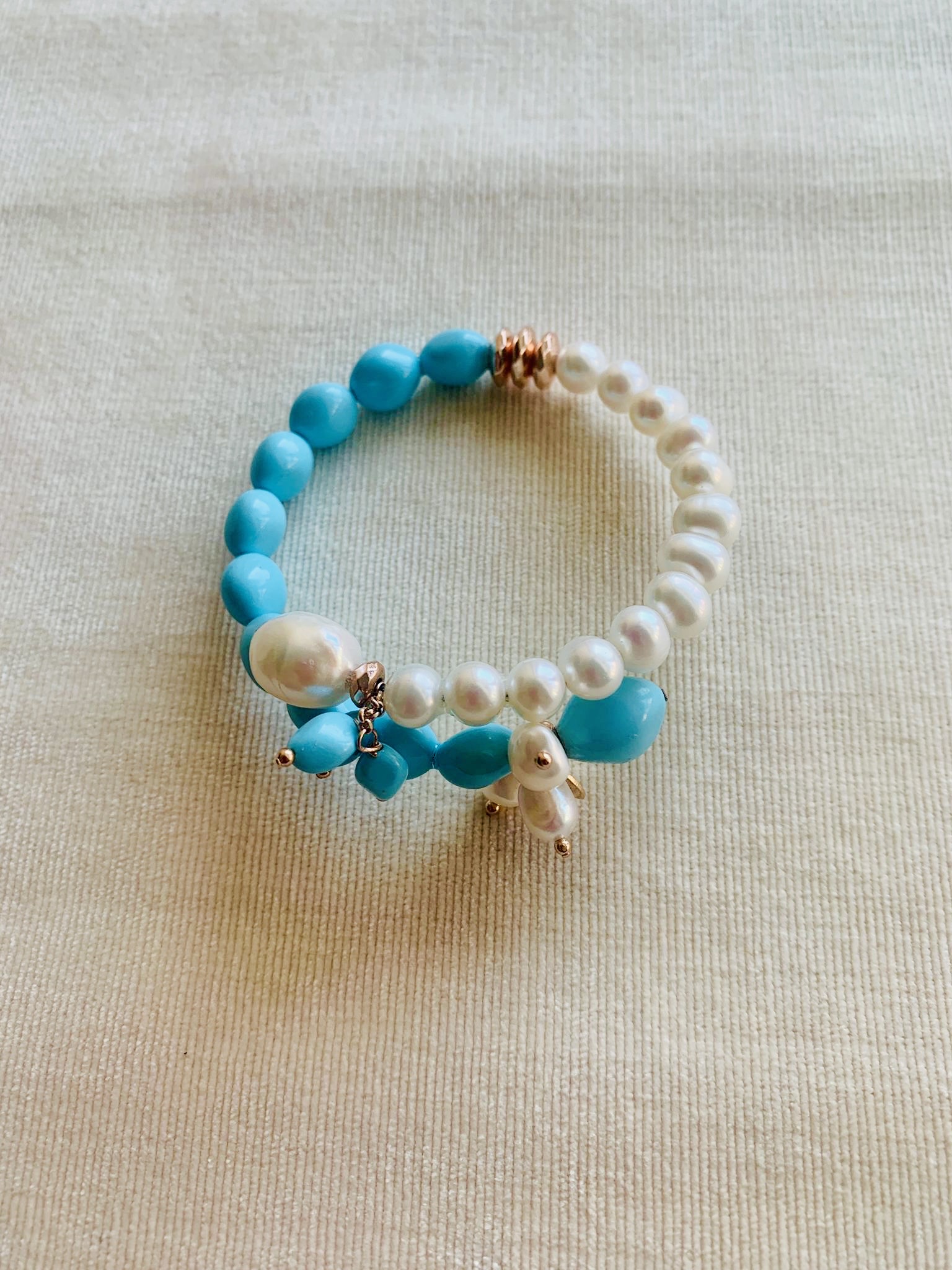 Bracciale a spirale in perle bianche e sassetti di pasta di turchese