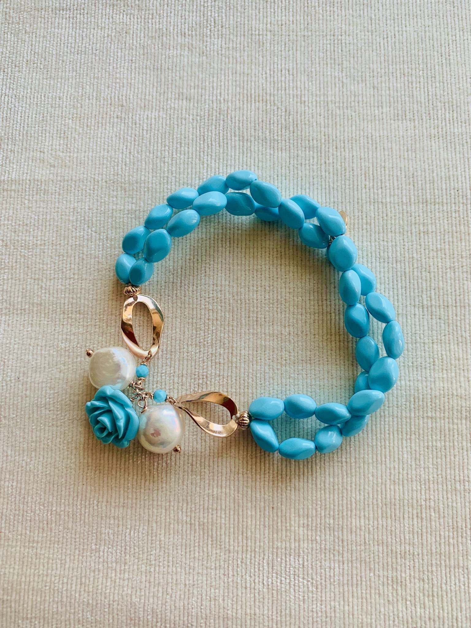 Bracciale a 2 fili di sassetti in pasta di turchese con twister in argento placcato oro rosa, roselline turchese e perle bianche
