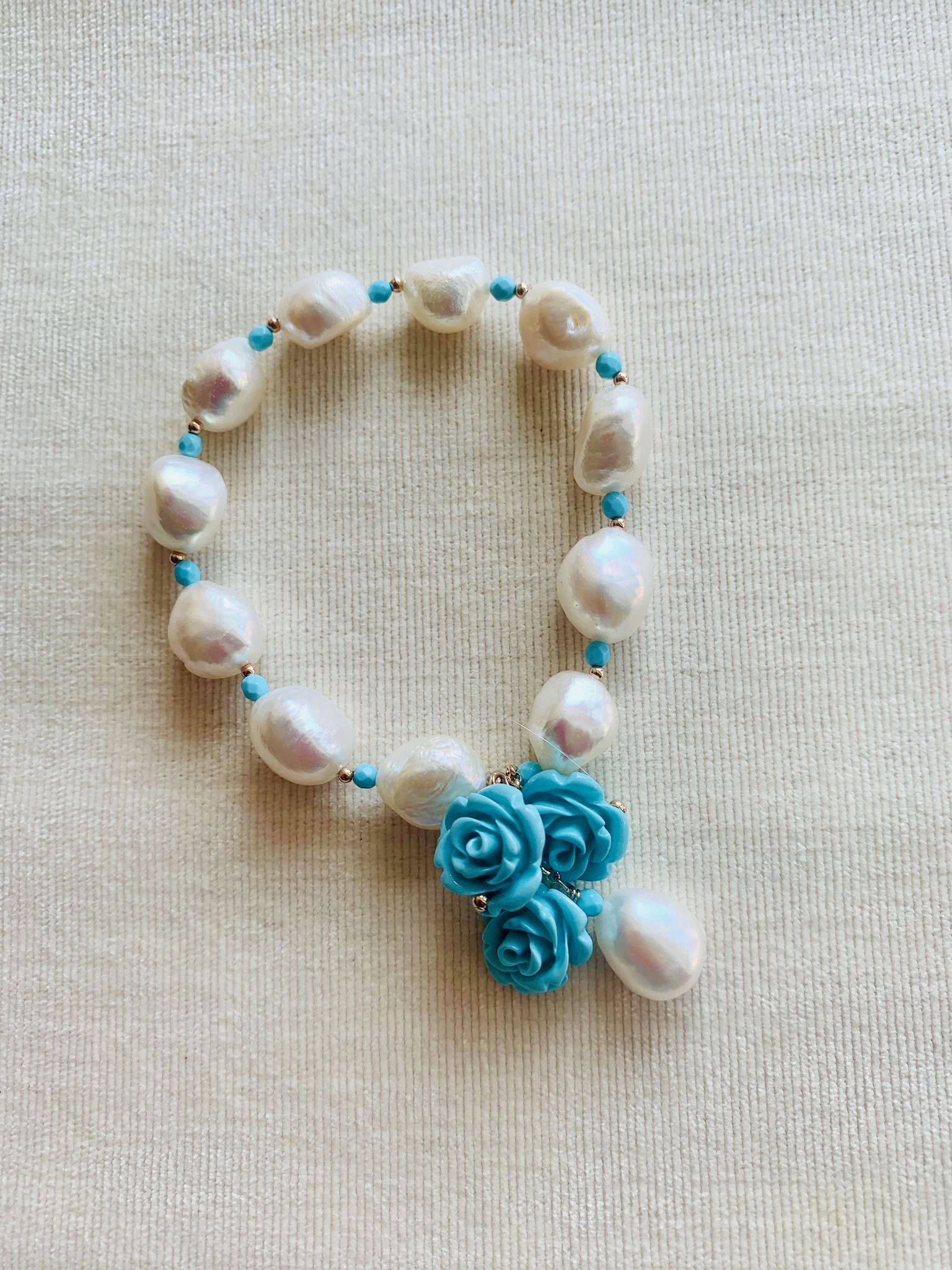 Bracciale di perle bianche con roselline in turchese, argento placcato oro rosa
