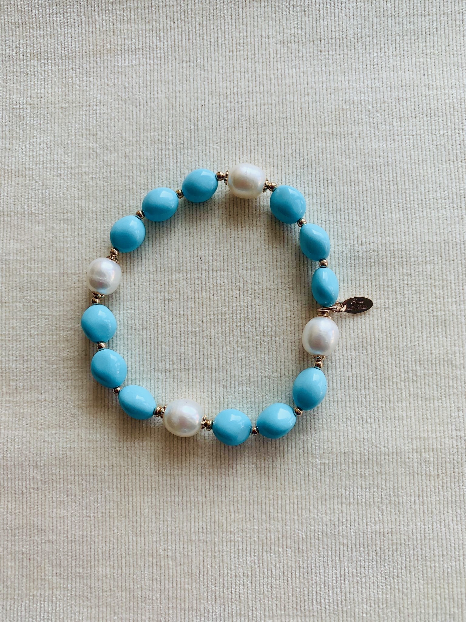 Bracciale di sassetti in pasta di turchese e perle, argento placcato oro rosa