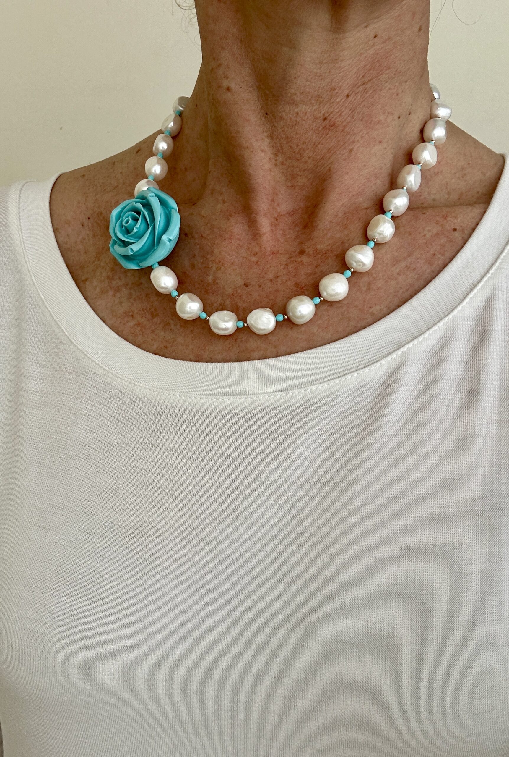 Girocollo in perle con rosa in resina