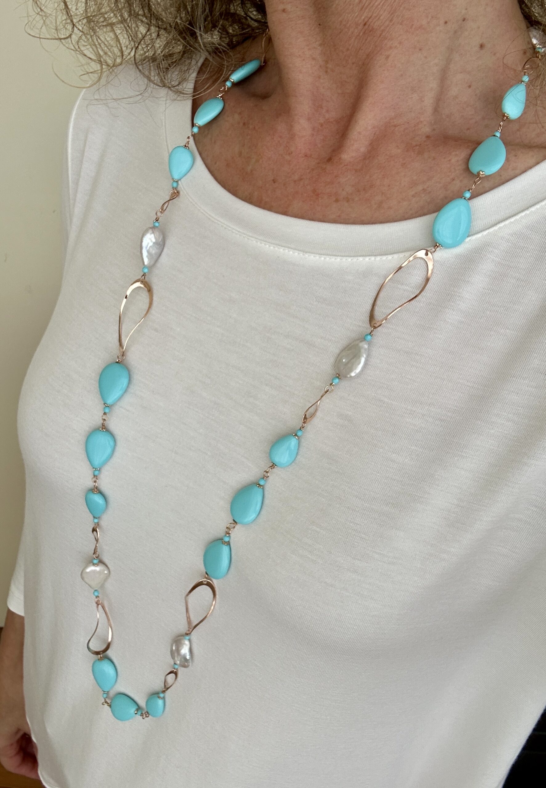 Collana di gocce in pasta di turchese, perle piatte e argento placcato oro rosa