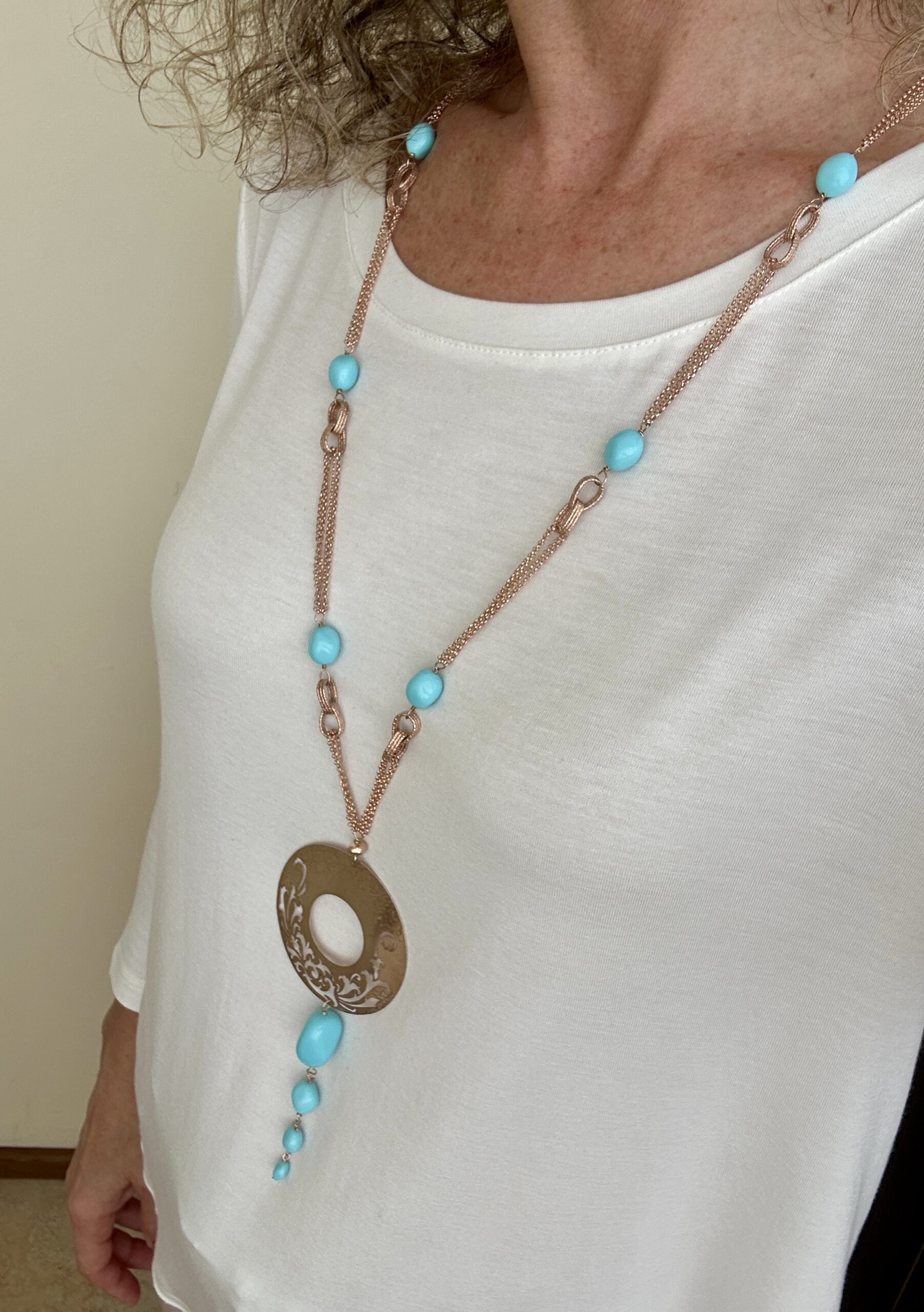 Collana in argento placcato oro rosa con disco laser e sassetti in pasta di turchese