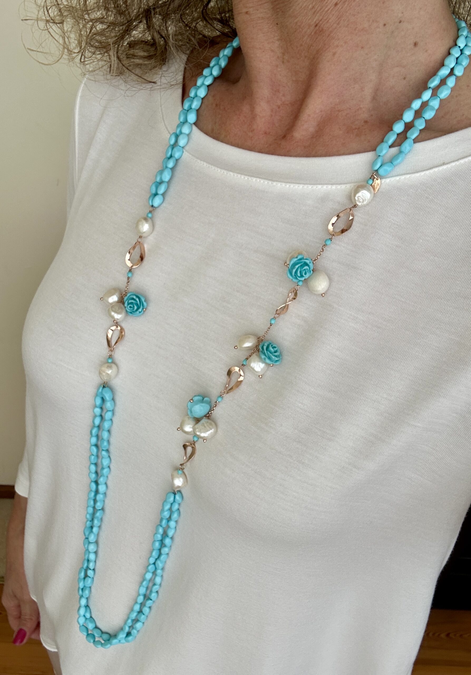 Collana a due fili in sassetti di pasta di turchese, perle e argento placcato oro rosa